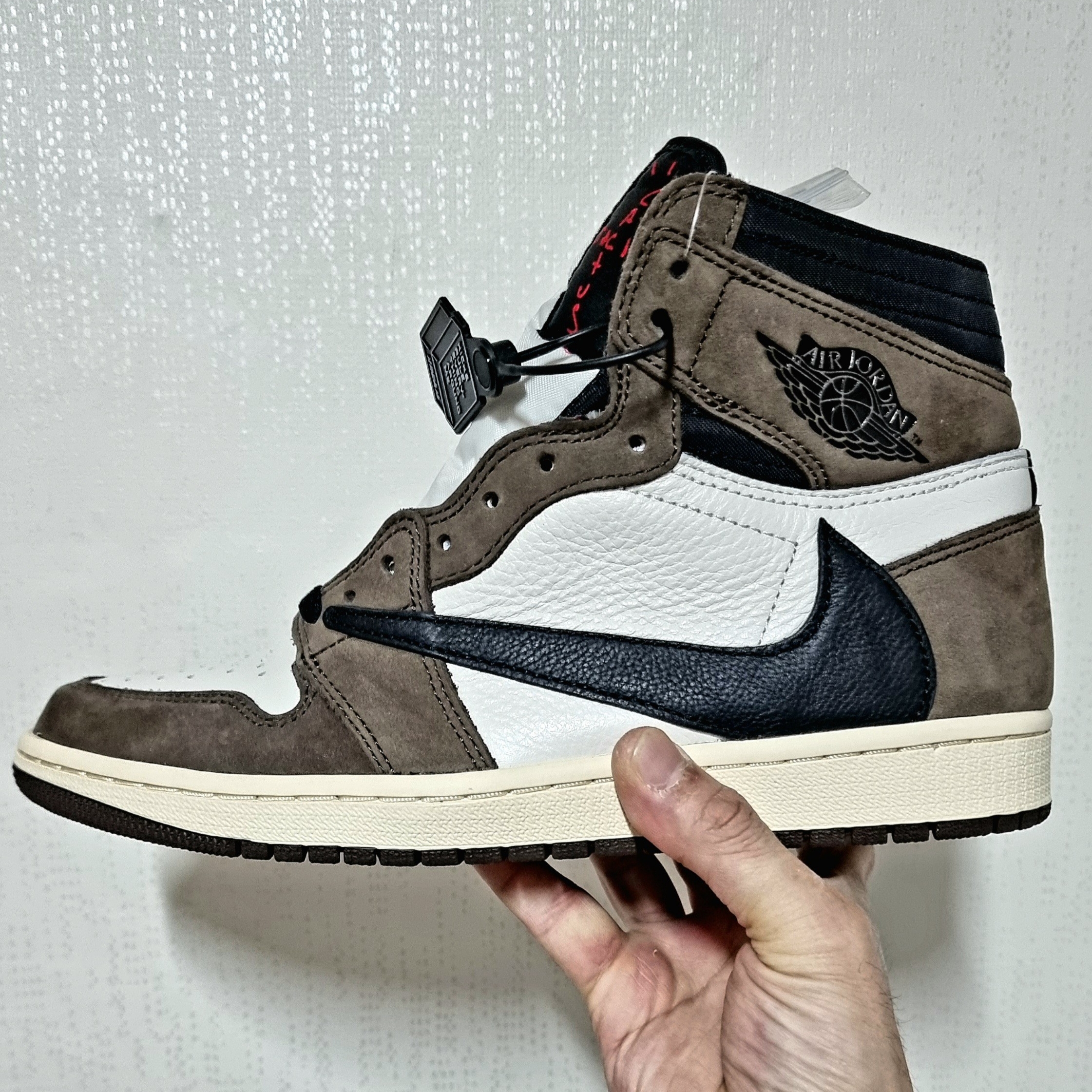 Jordan 1 x Travis Scott Retro High OG SP Mocha 착용 스타일 - 1