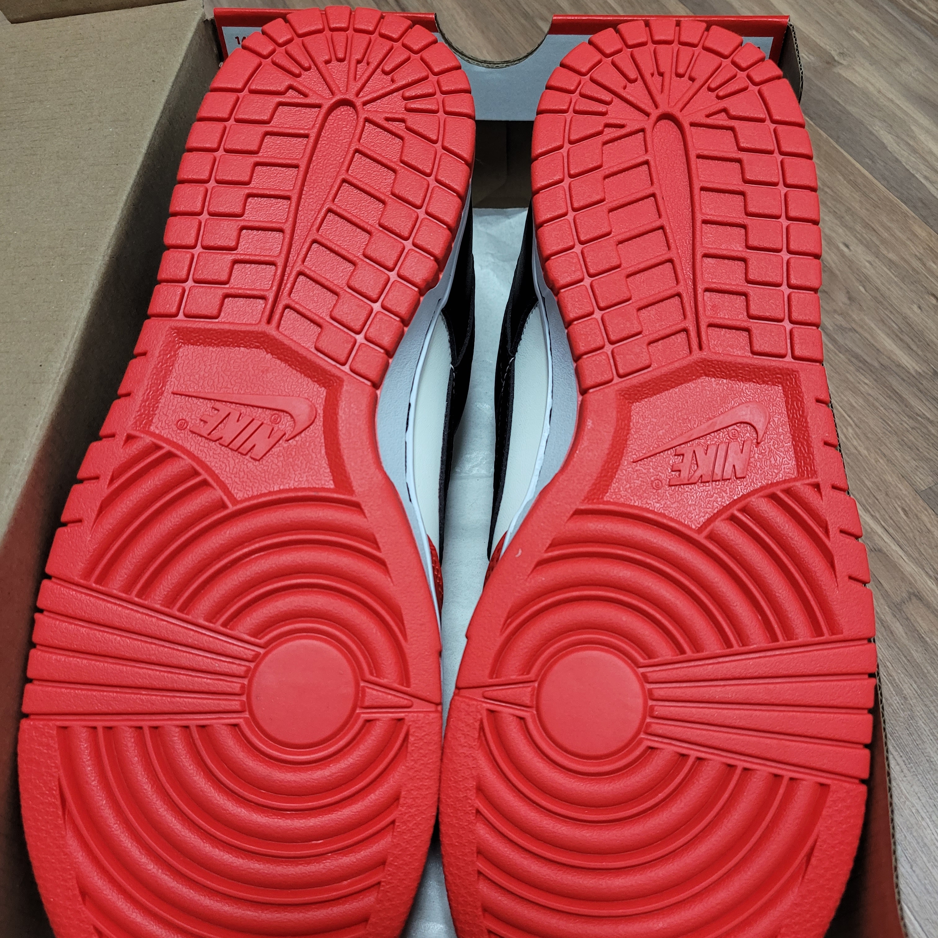 Nike x NBA Dunk Low Retro EMB Black and Chile Red 착용 스타일 - 1