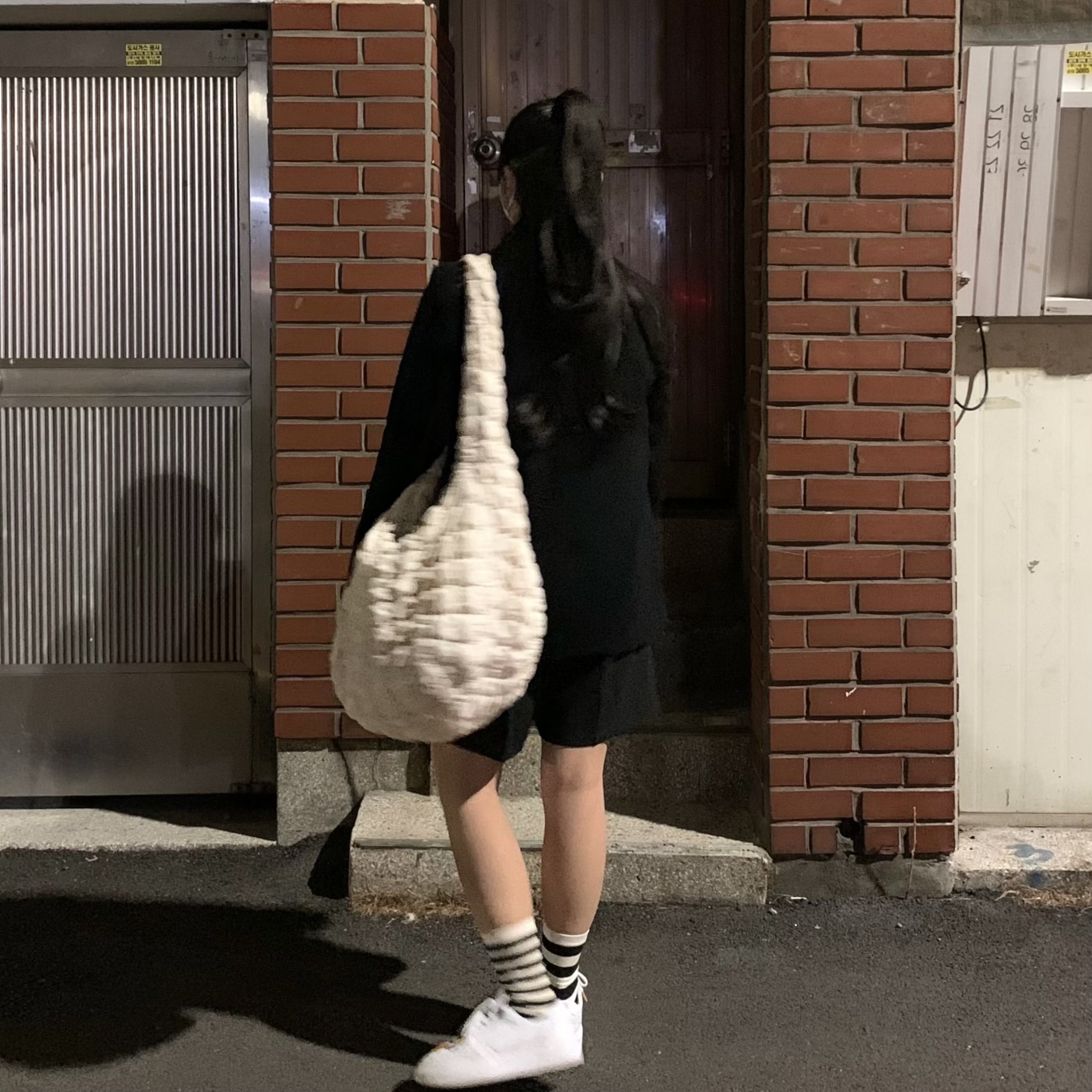 Nike x Peaceminusone Kwondo1 White, COS Quilted Oversized Shoulder Bag Off White Light Beige 착용 스타일 - 2