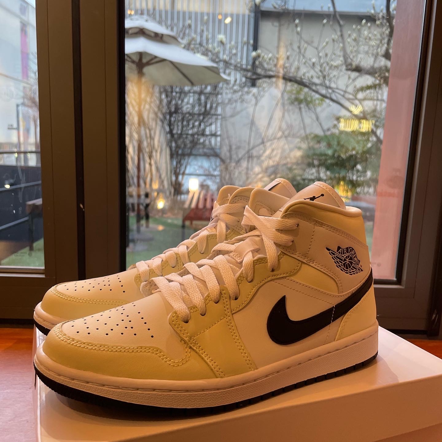 (W) Jordan 1 Mid Coconut Milk 착용 스타일 - 1