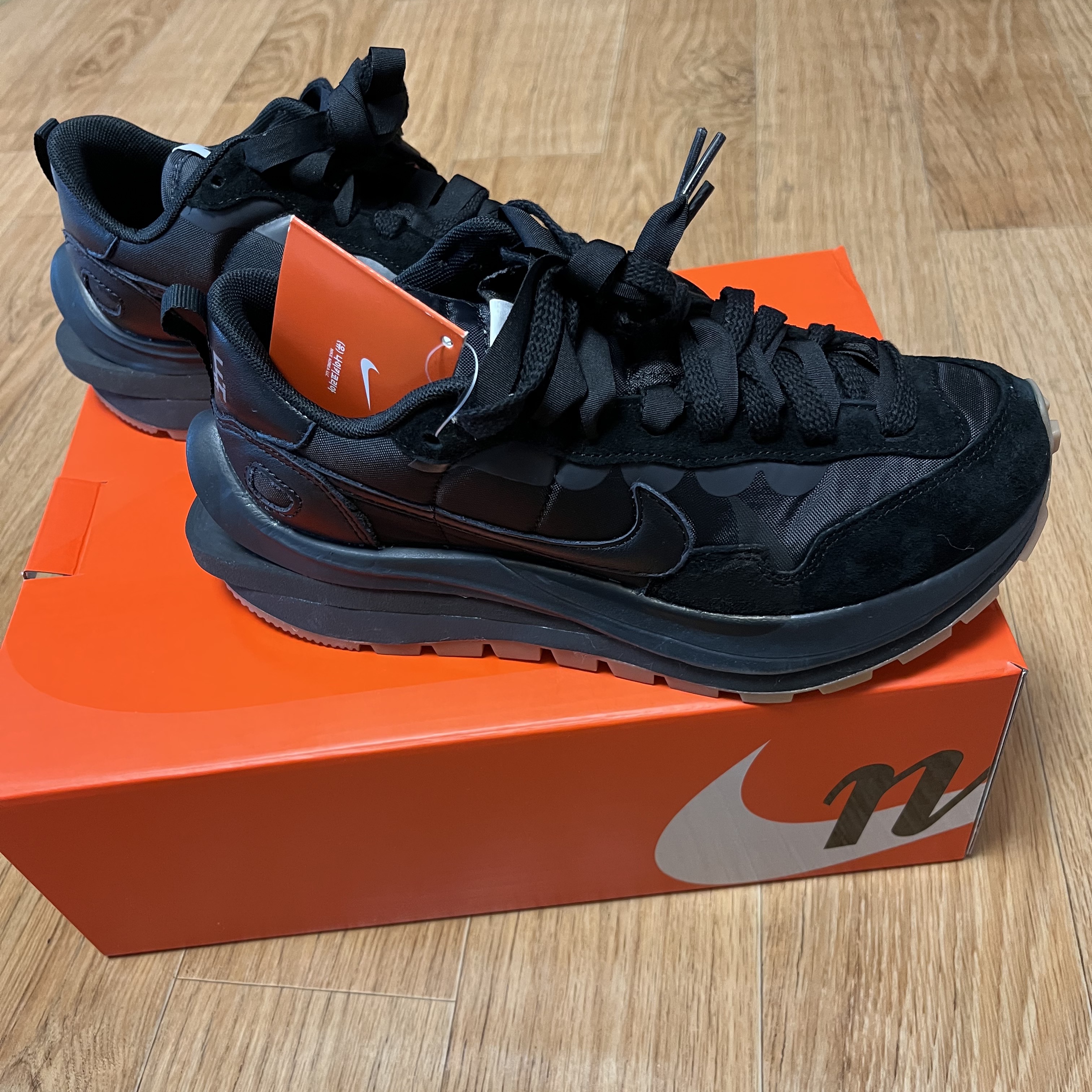 Nike x Sacai VaporWaffle Black and Gum 착용 스타일 - 4