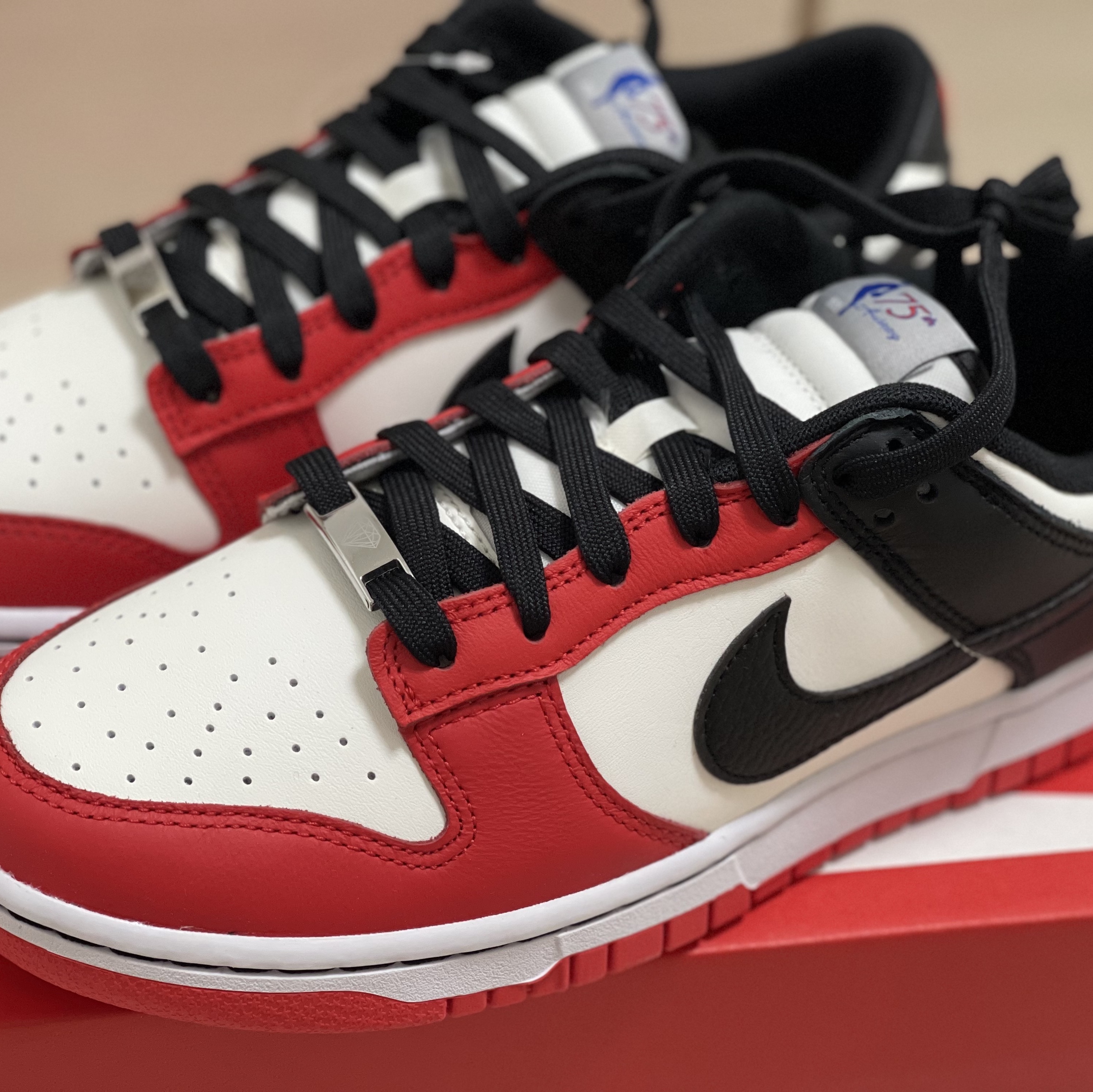 Nike x NBA Dunk Low Retro EMB Black and Chile Red, (GS) Nike x NBA Dunk Low Black and Chile Red 착용 스타일 - 3