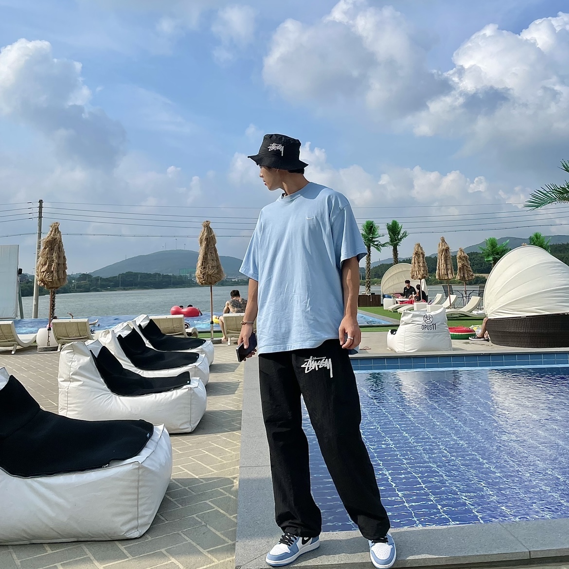Jordan 1 Retro High OG University Blue, Nike x Stussy Beach Pants Off Noir 착용 스타일 - 1