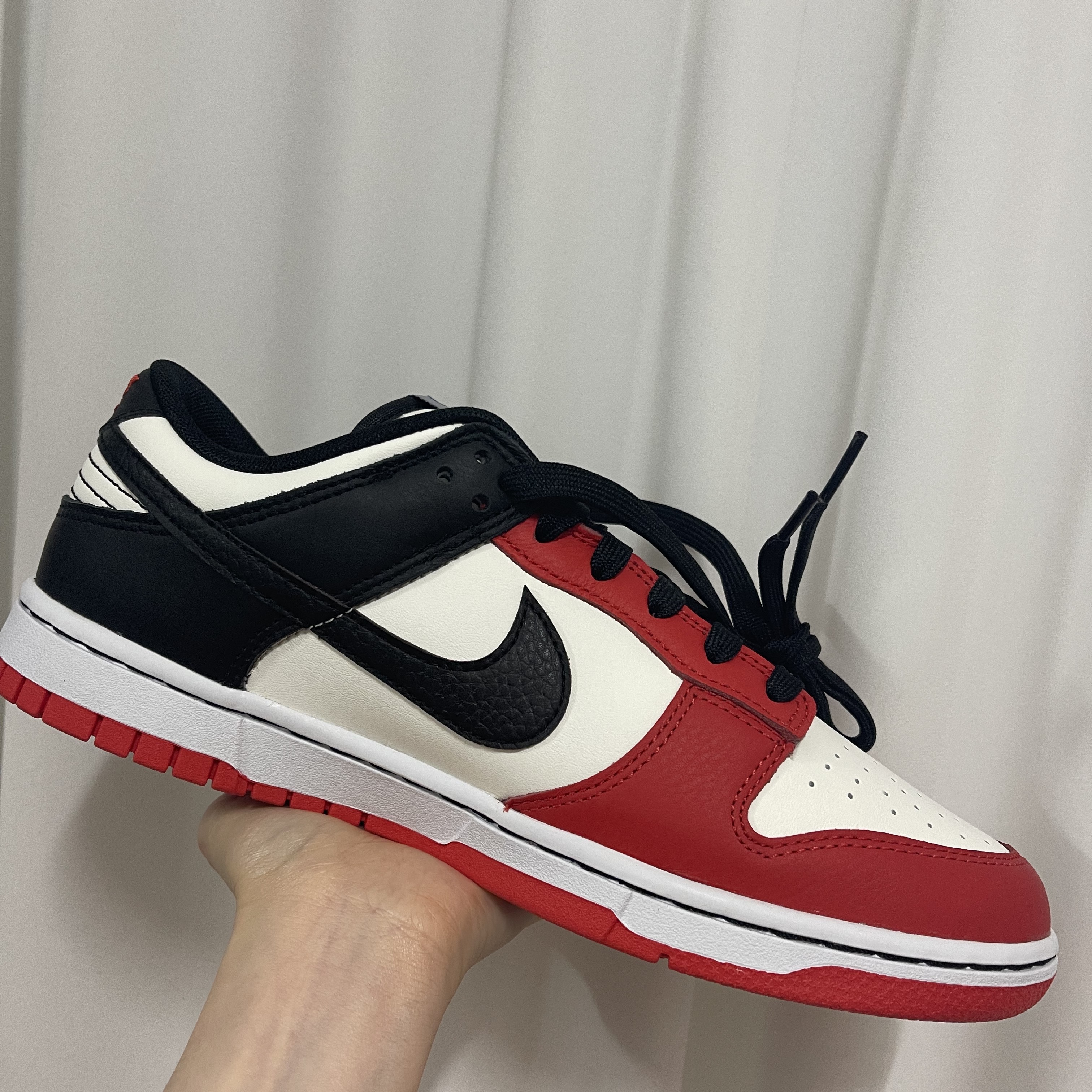 Nike x NBA Dunk Low Retro EMB Black and Chile Red 착용 스타일 - 2