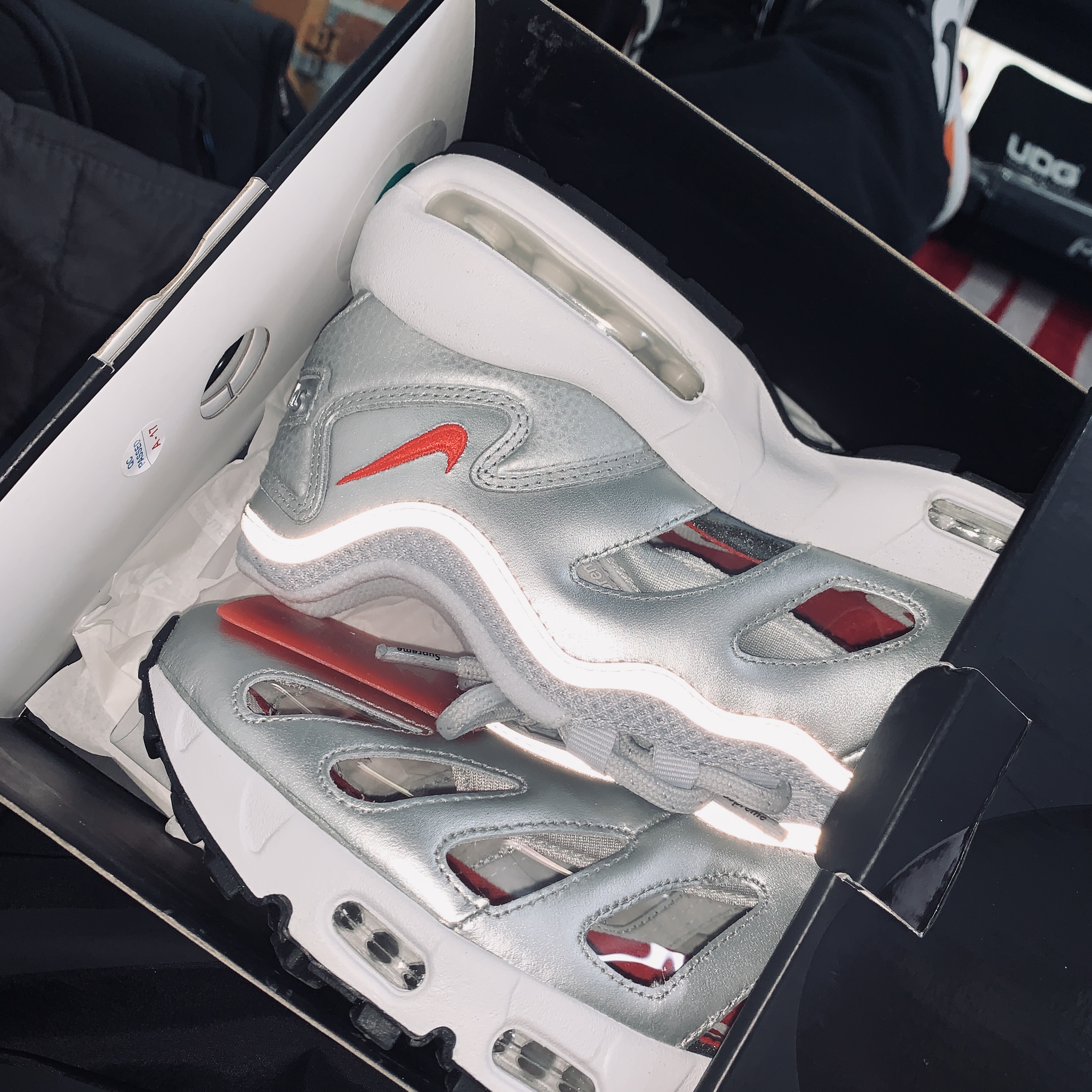 Nike x Supreme Air Max 96 Metallic Silver, Jordan 1 Retro High OG Electro Orange 착용 스타일 - 1