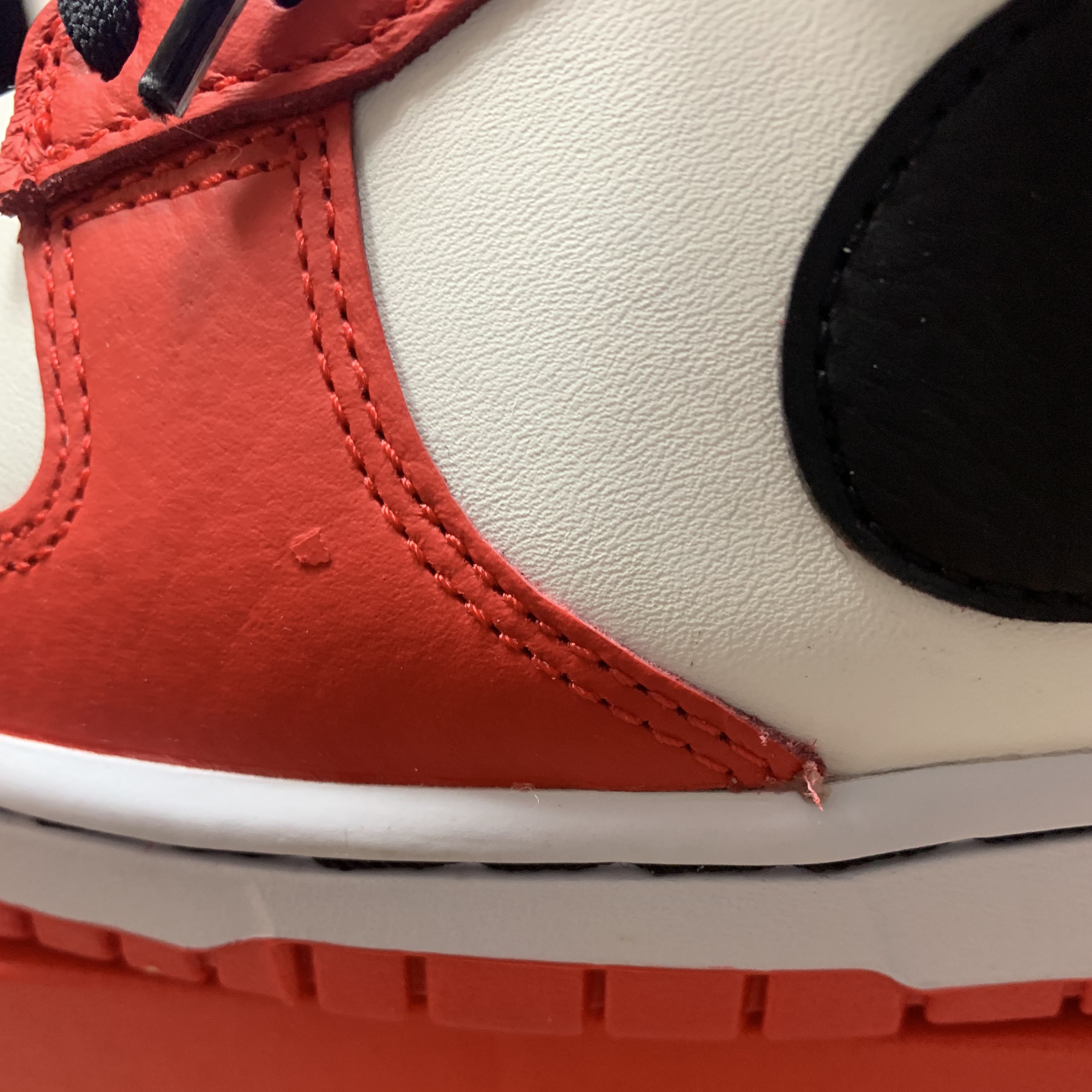 Nike x NBA Dunk Low Retro EMB Black and Chile Red 착용 스타일 - 2
