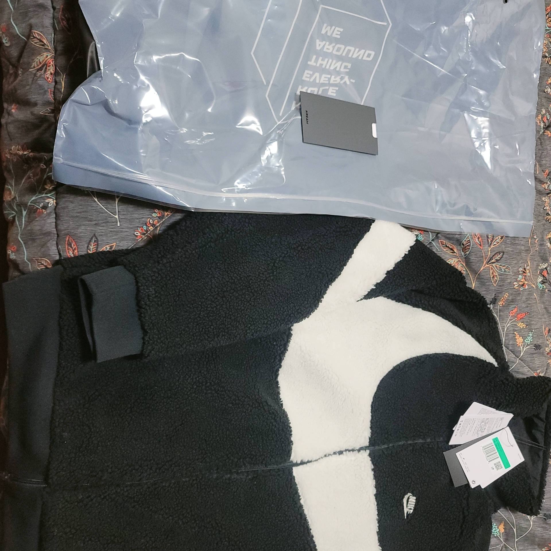 Nike Big Swoosh Full Zip Jacket Black Sail 착용 스타일 - 2