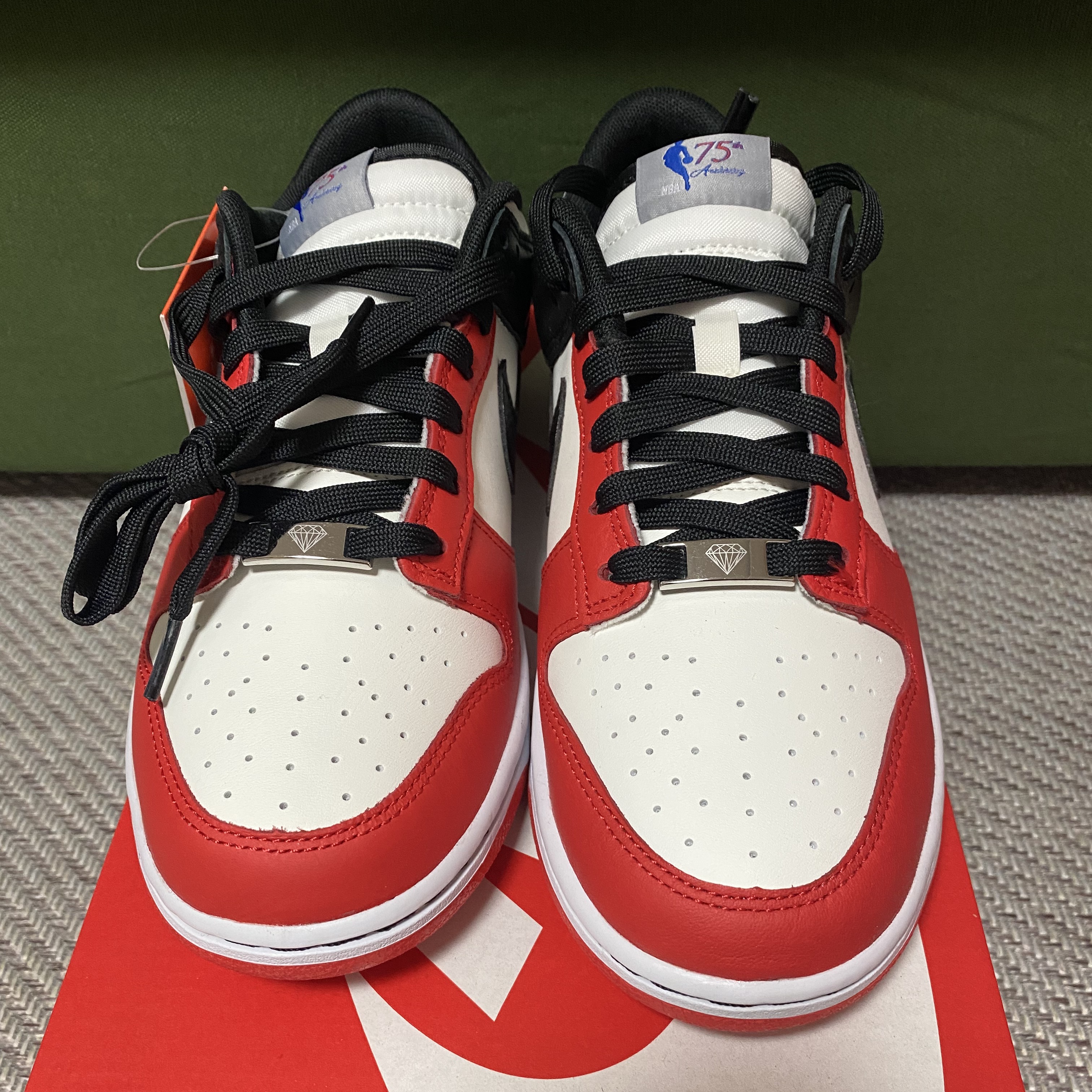 Nike x NBA Dunk Low Retro EMB Black and Chile Red 착용 스타일 - 2