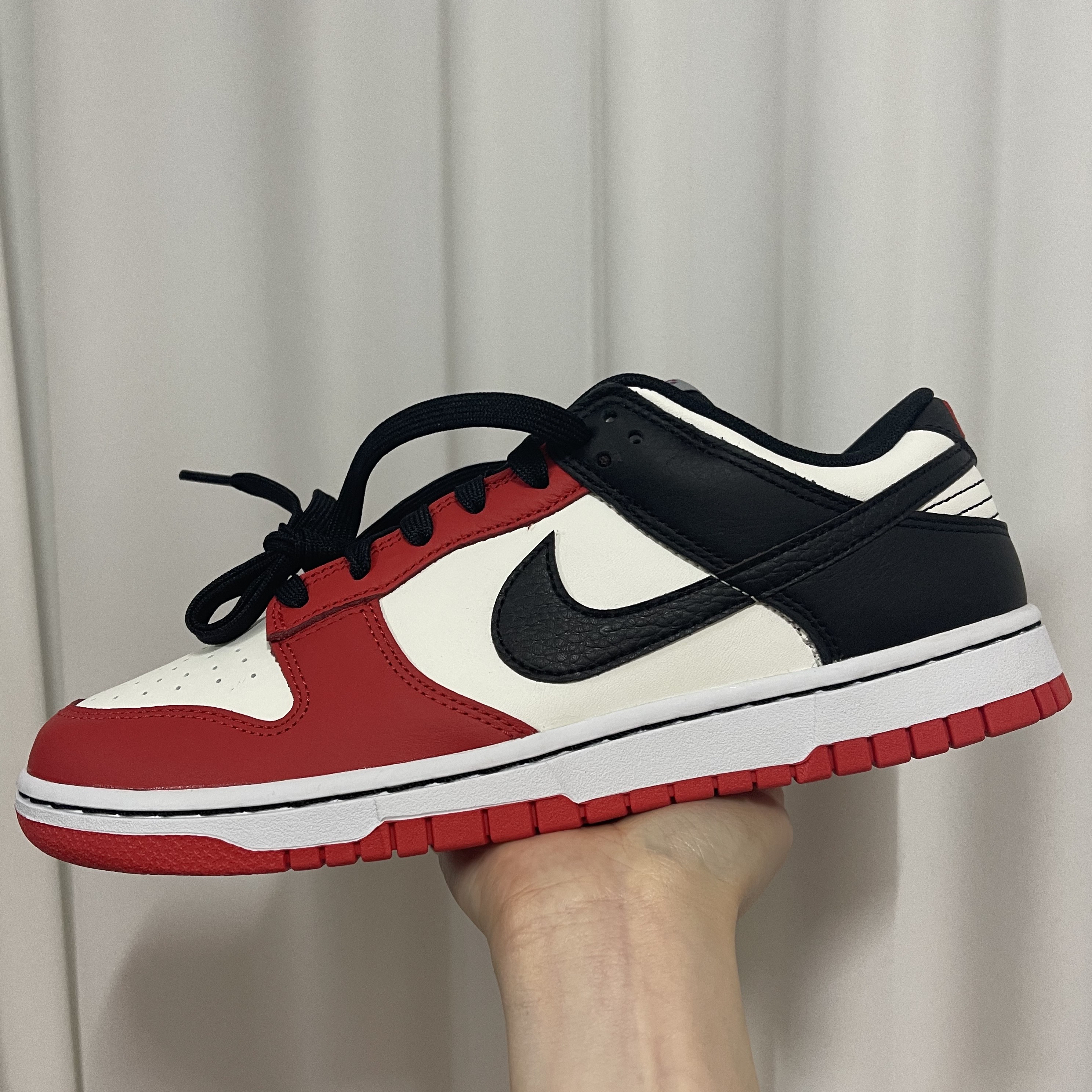 Nike x NBA Dunk Low Retro EMB Black and Chile Red 착용 스타일 - 1