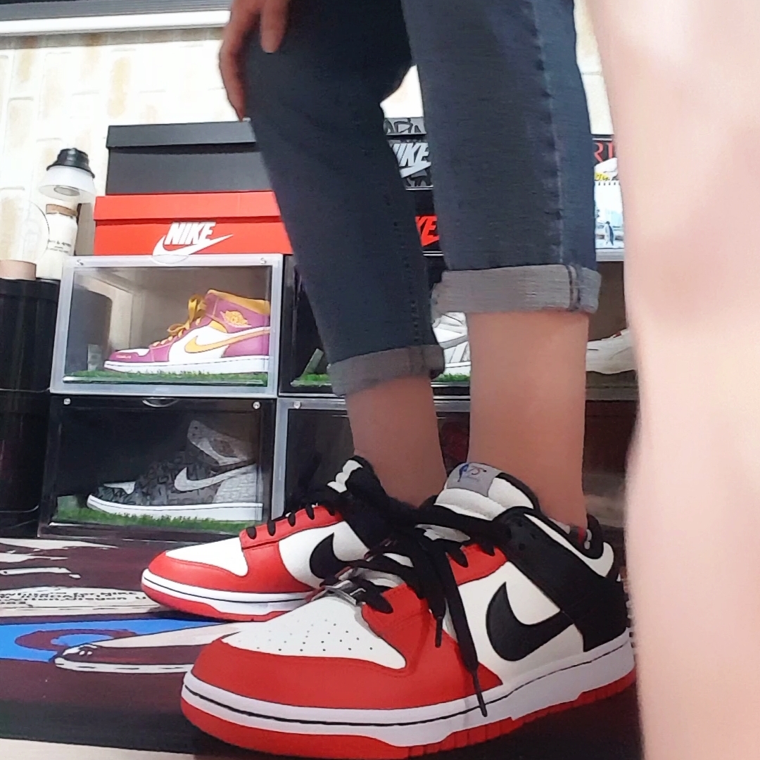 Nike x NBA Dunk Low Retro EMB Black and Chile Red 착용 스타일 - 5