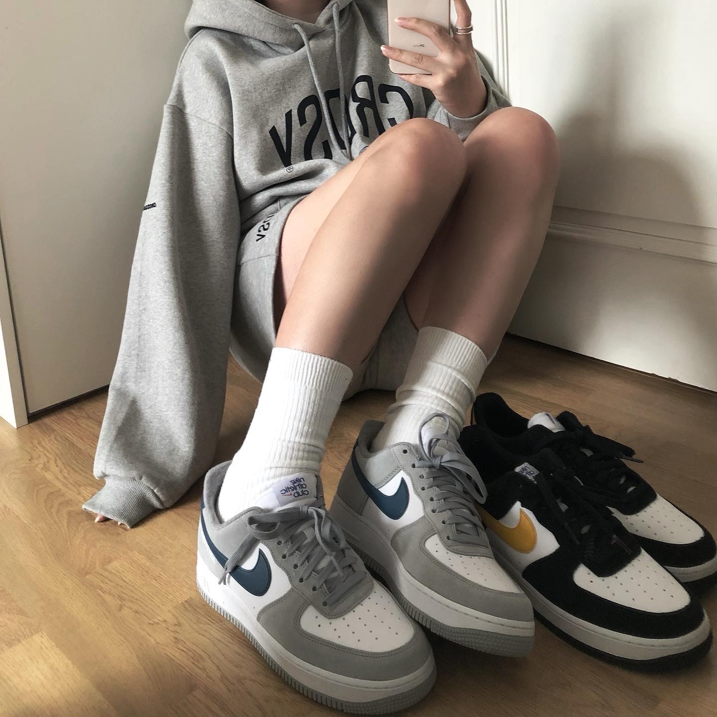 Nike Air Force 1 '07 LV8 Athletic Club Light Smoke Grey Marina, Nike Air Force 1 '07 LV8 Athletic Club Black Dark Sulfur 착용 스타일 - 1
