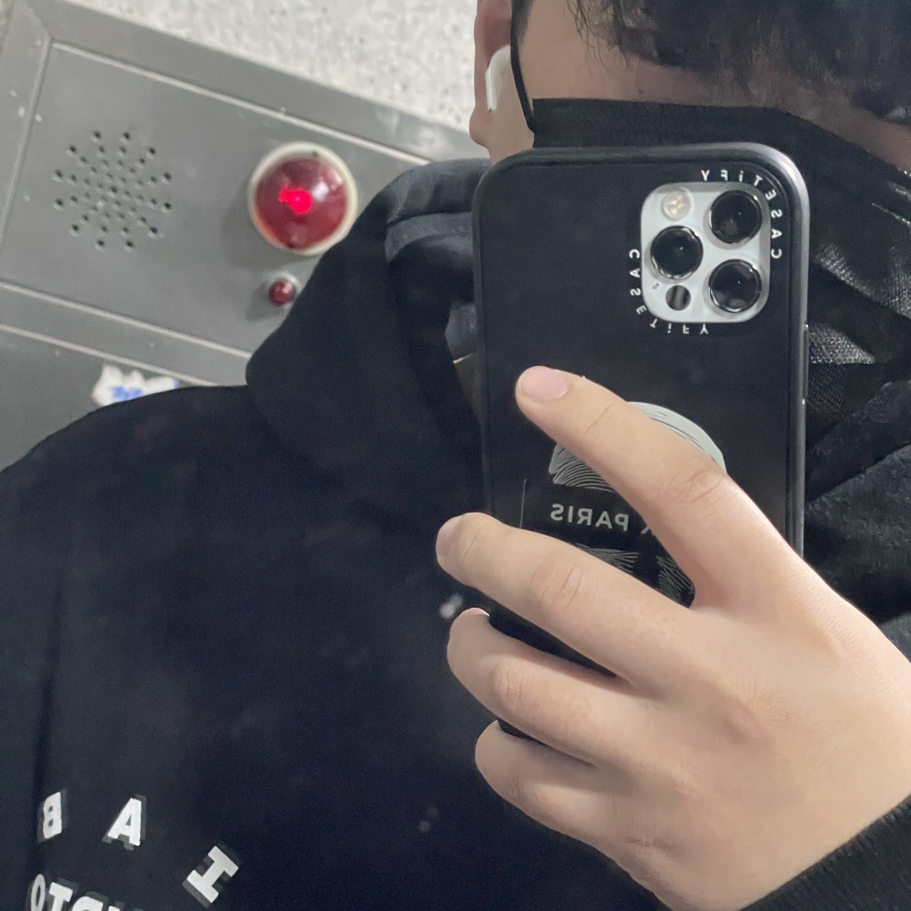 IAB Studio Hoodie Black White 착용 스타일