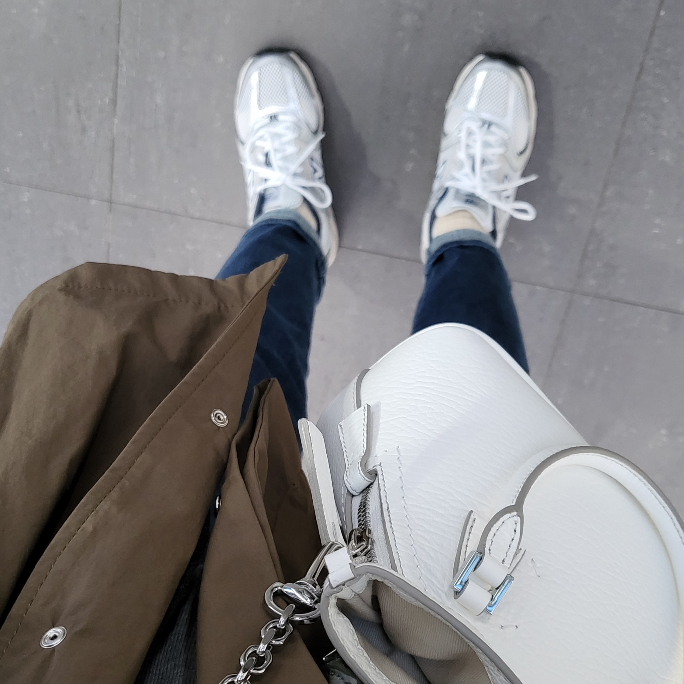 New Balance 530 Steel Grey, Maison Margiela 5AC Micro Bag Light Grey 착용 스타일