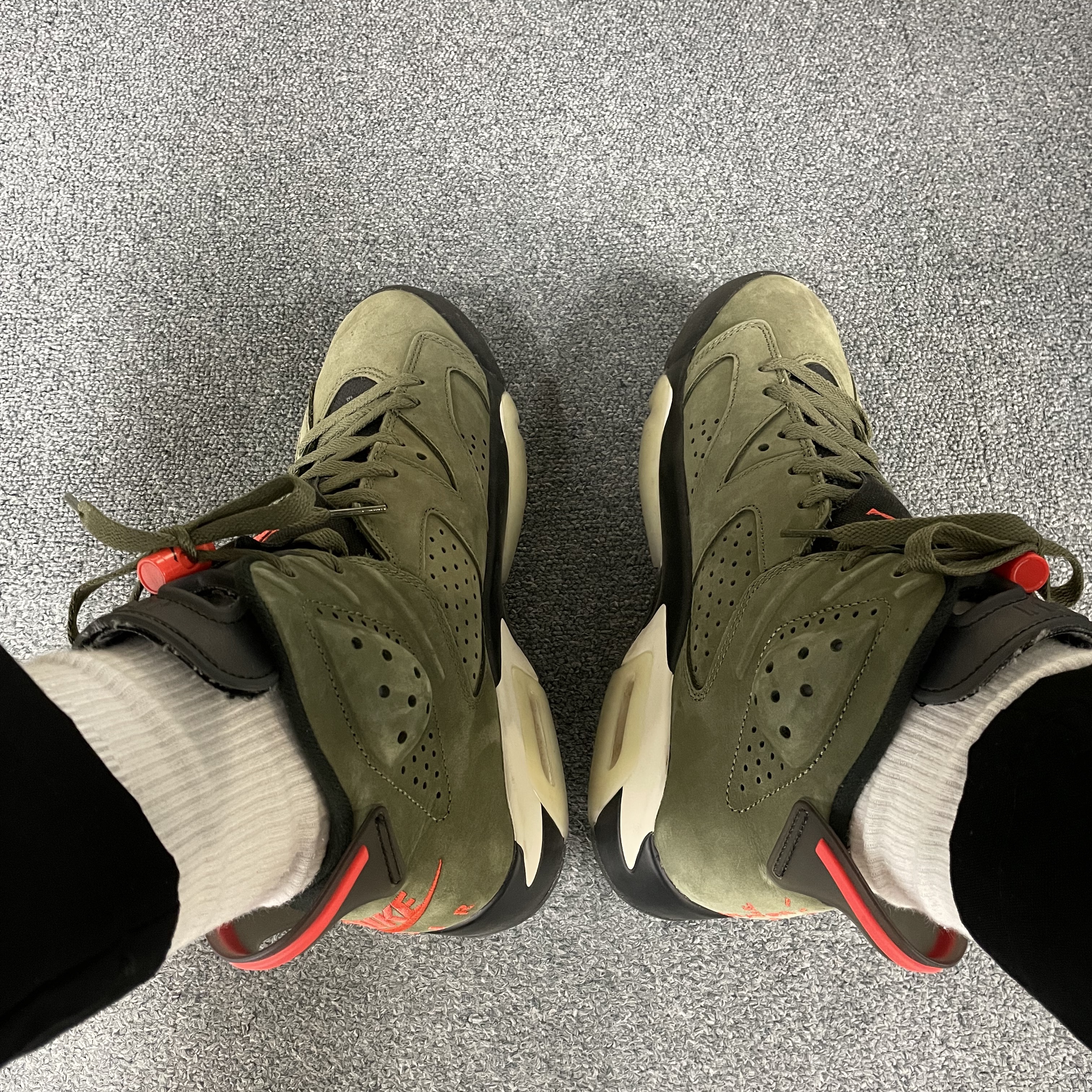 Jordan 6 x Travis Scott Retro Olive 착용 스타일