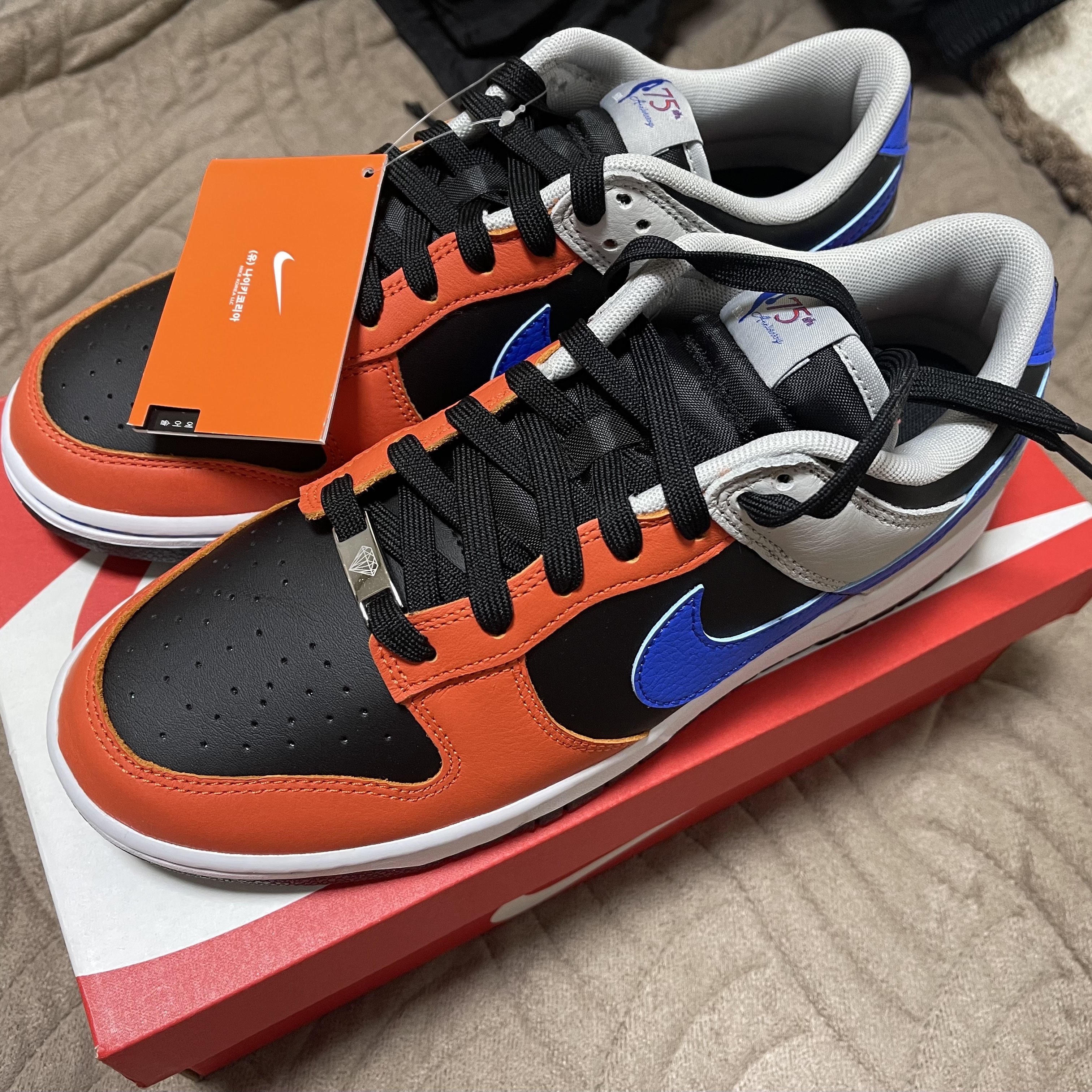 Nike x NBA Dunk Low Retro EMB Racer Blue and Orange 착용 스타일 - 3