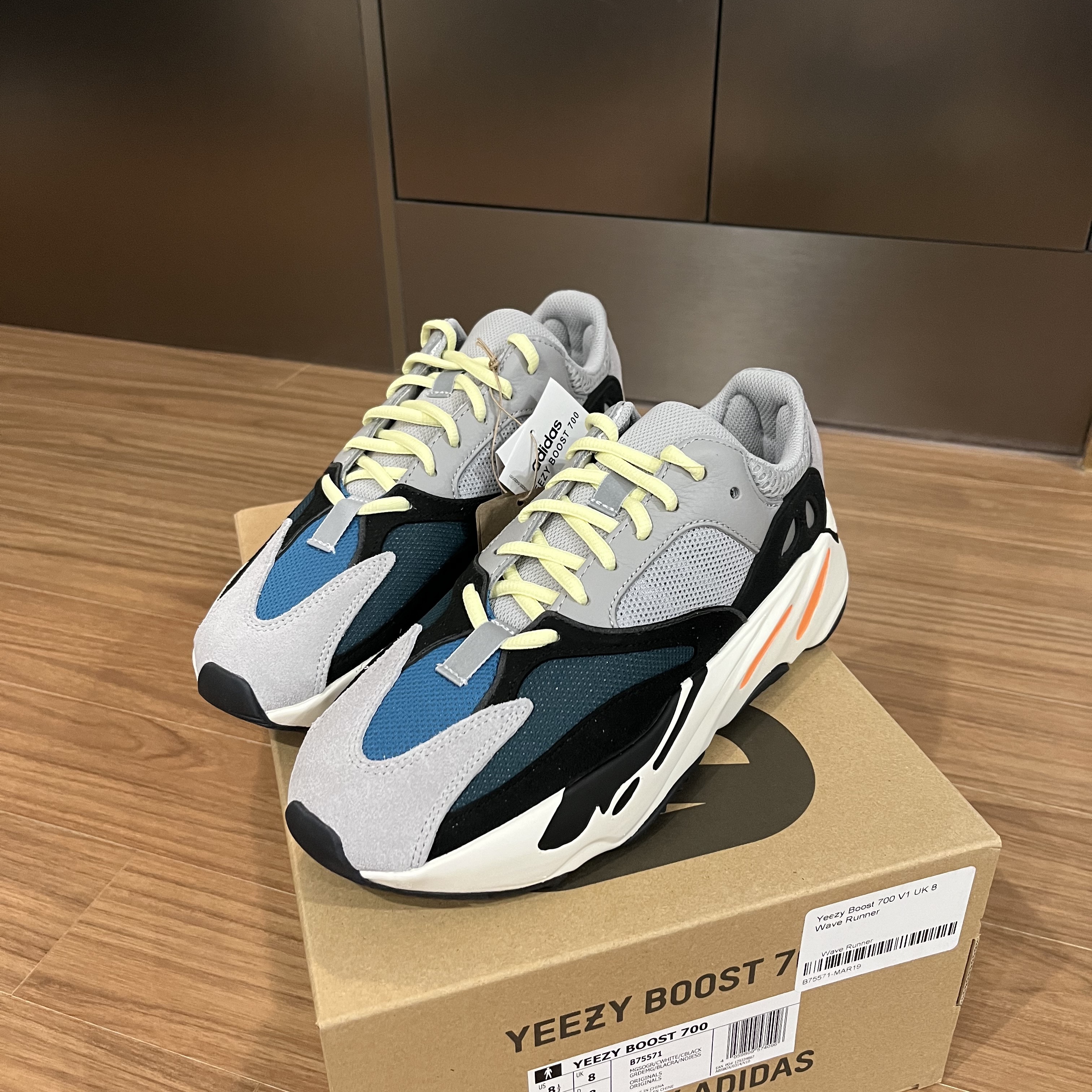 Adidas Yeezy Boost 700 Wave Runner Solid Grey 2021/2022 착용 스타일