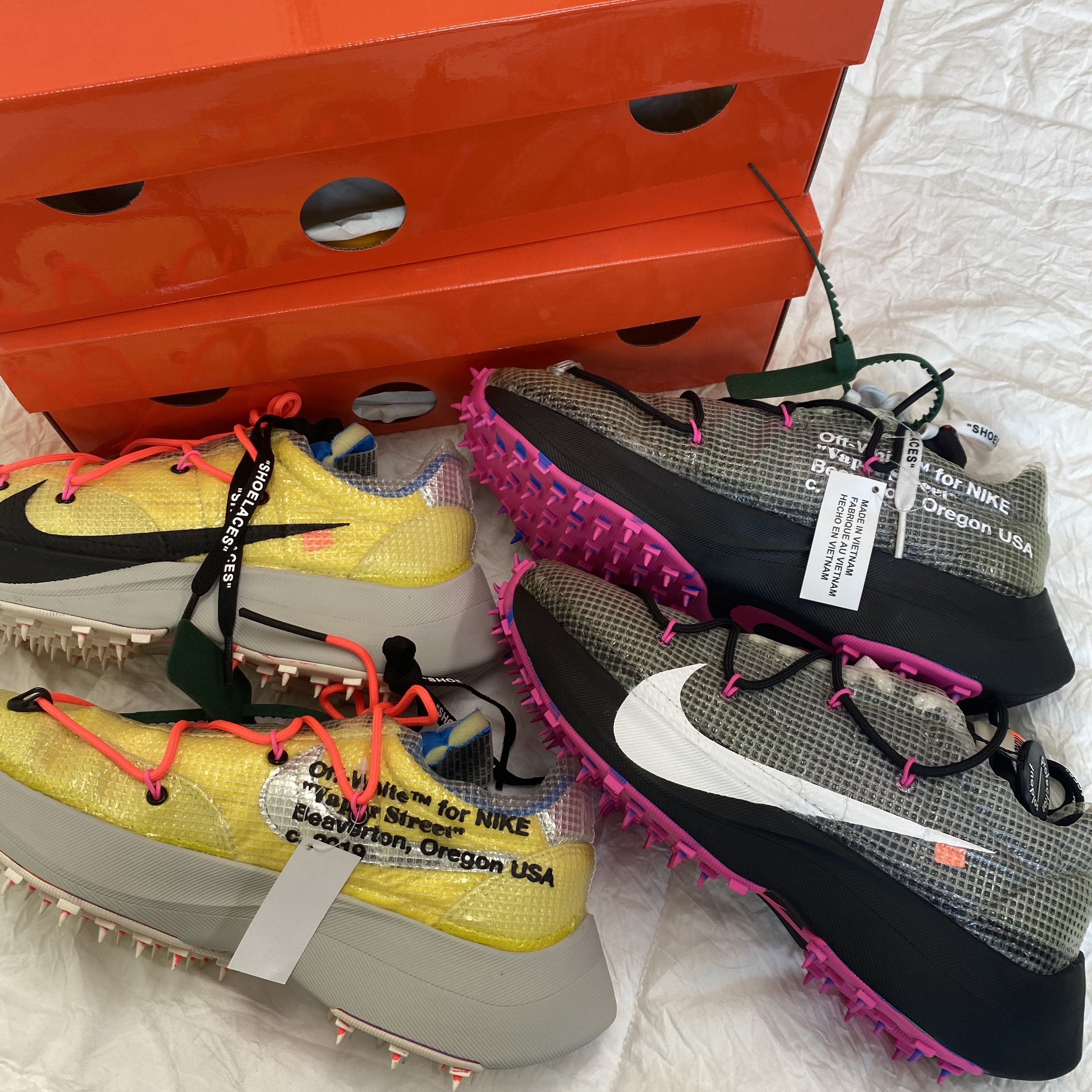 (W) Nike x Off-White Vapor Street Tour Yellow, (W) Nike x Off-White Vapor Street Black Laser Fuchsia 착용 스타일 - 1
