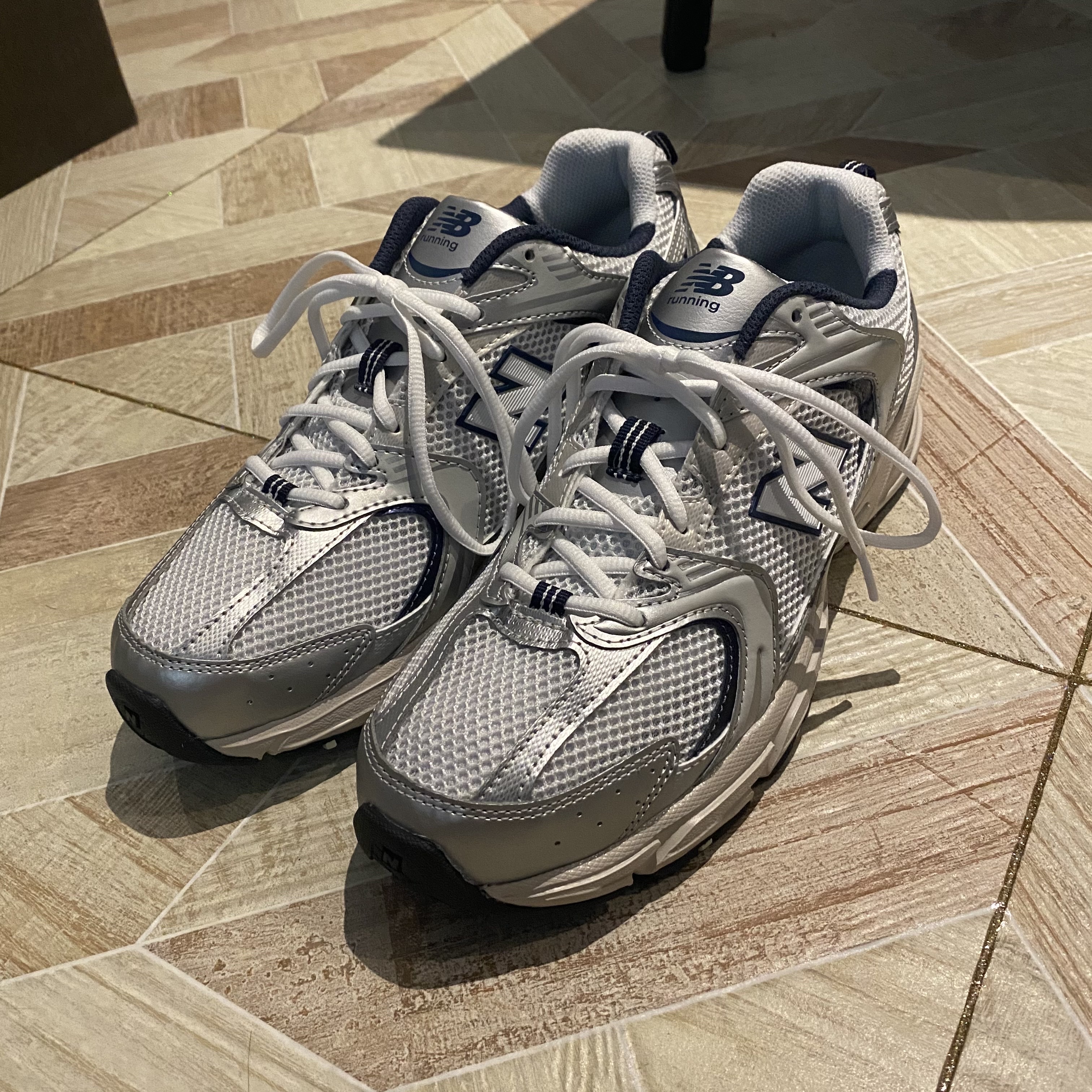 New Balance 530 Steel Grey 착용 스타일 - 2