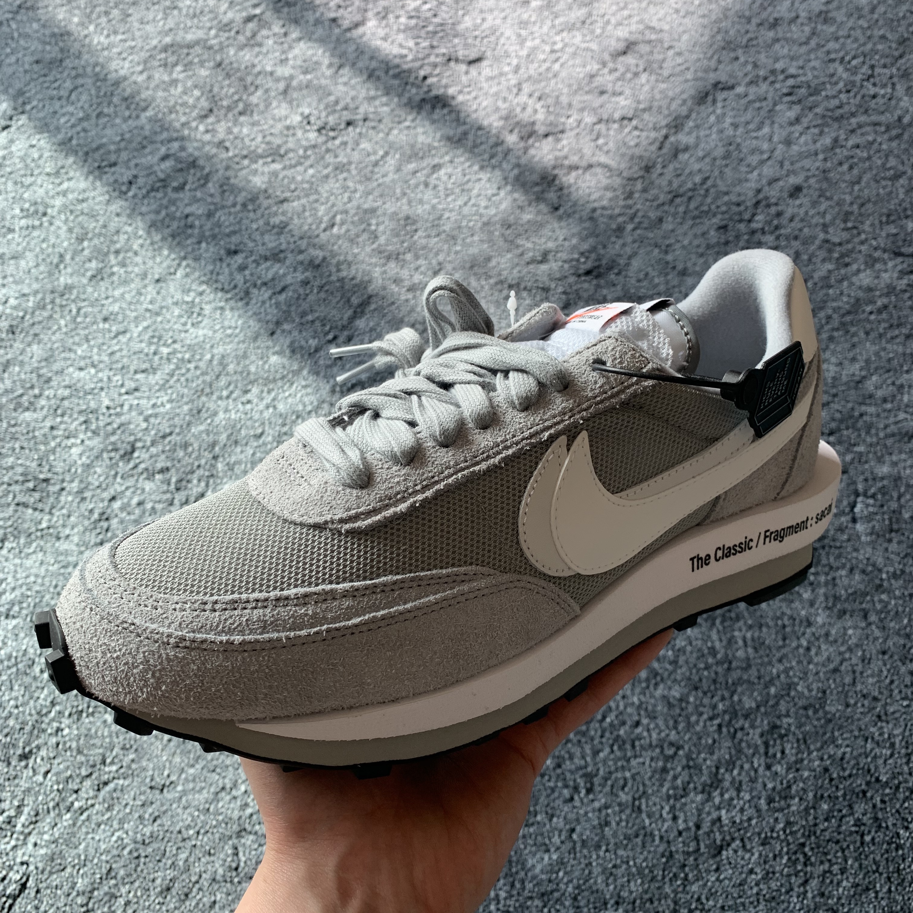 Nike x Sacai x Fragment LDWaffle Light Smoke Grey 착용 스타일 - 2