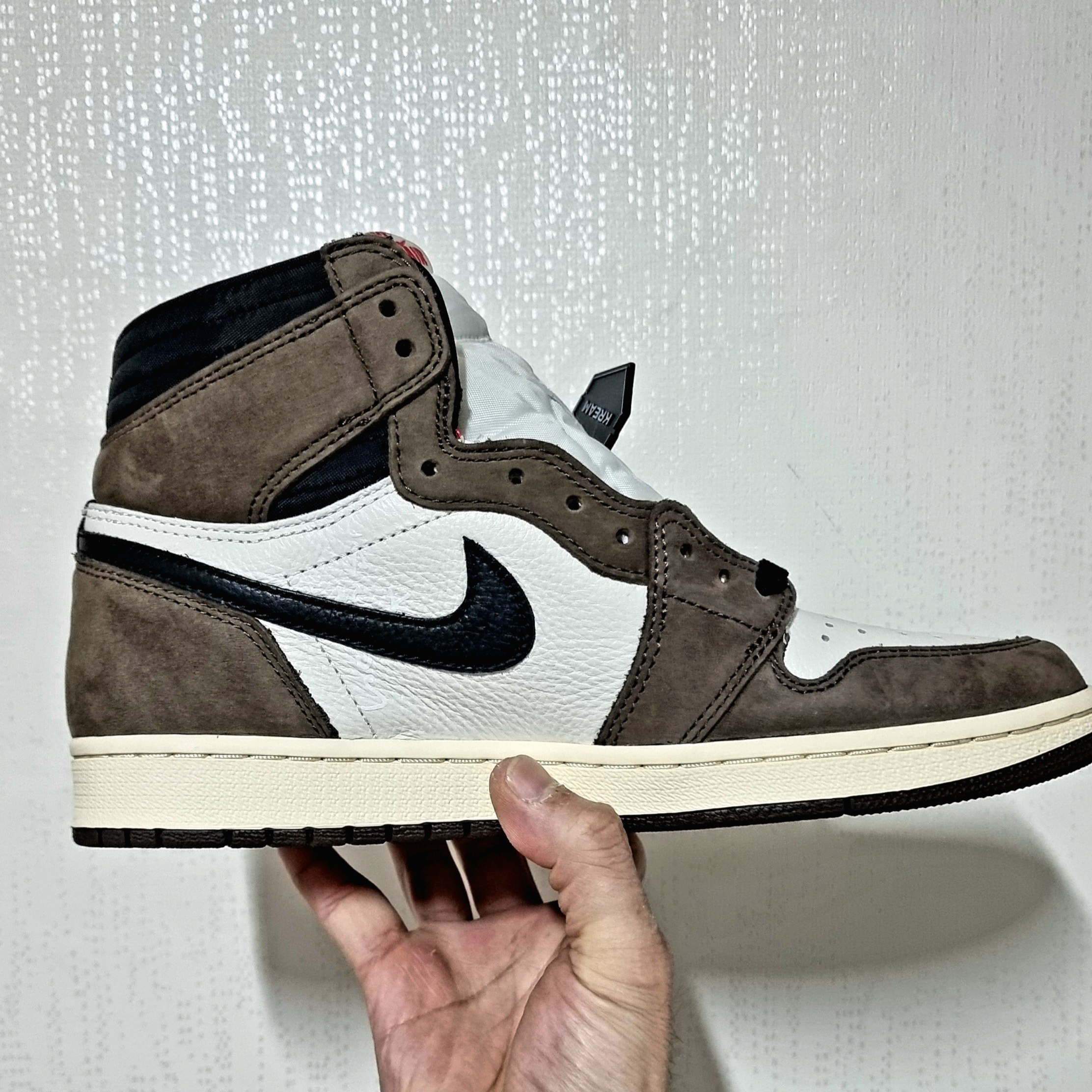 Jordan 1 x Travis Scott Retro High OG SP Mocha 착용 스타일 - 2