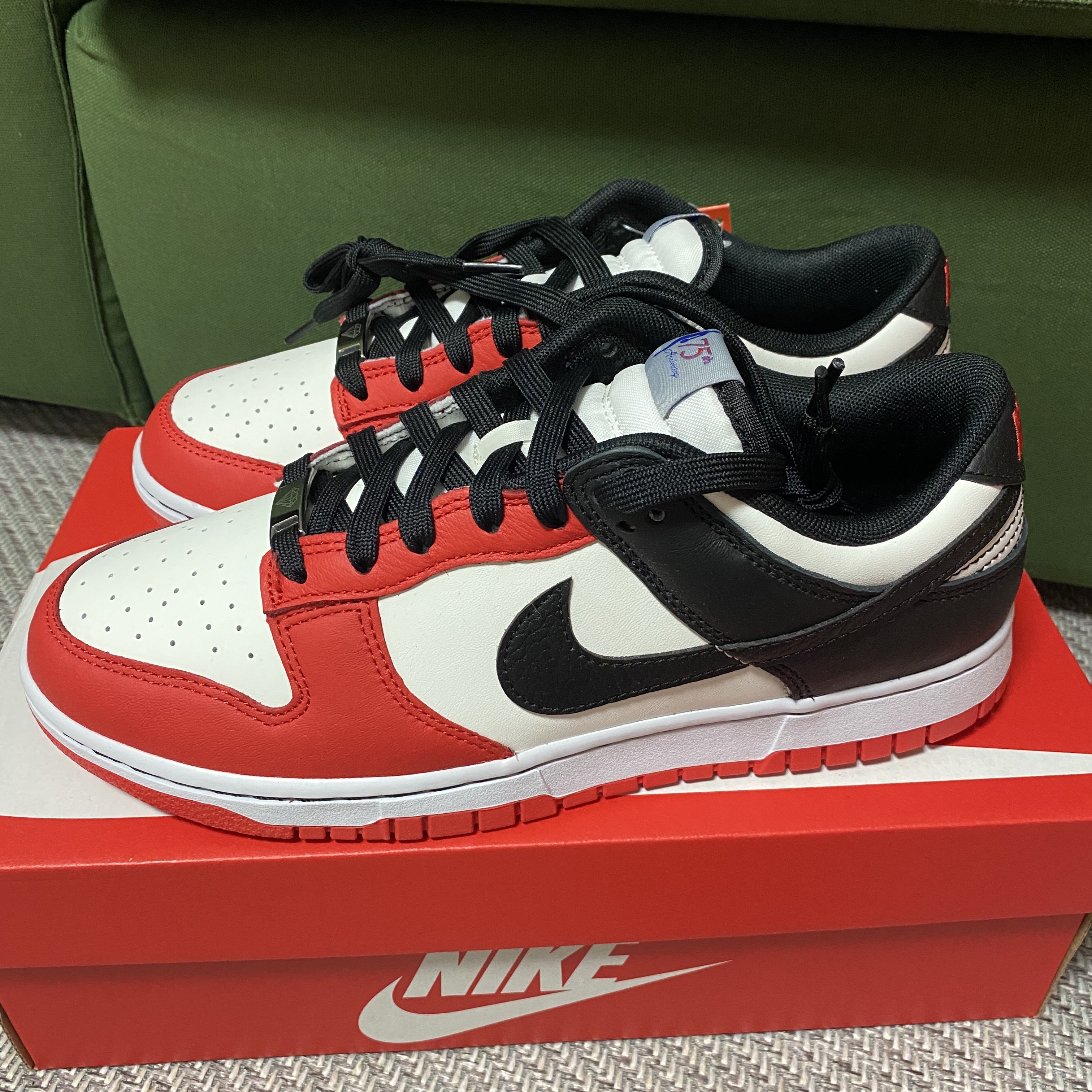 Nike x NBA Dunk Low Retro EMB Black and Chile Red 착용 스타일 - 1