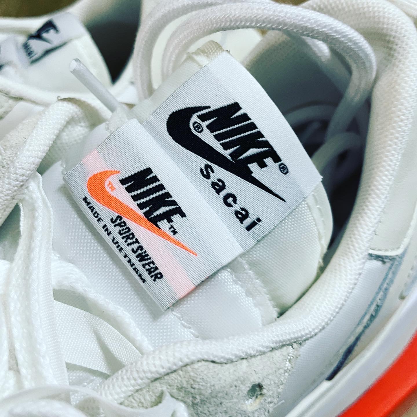 Nike x Sacai VaporWaffle White and Gum 착용 스타일 - 1