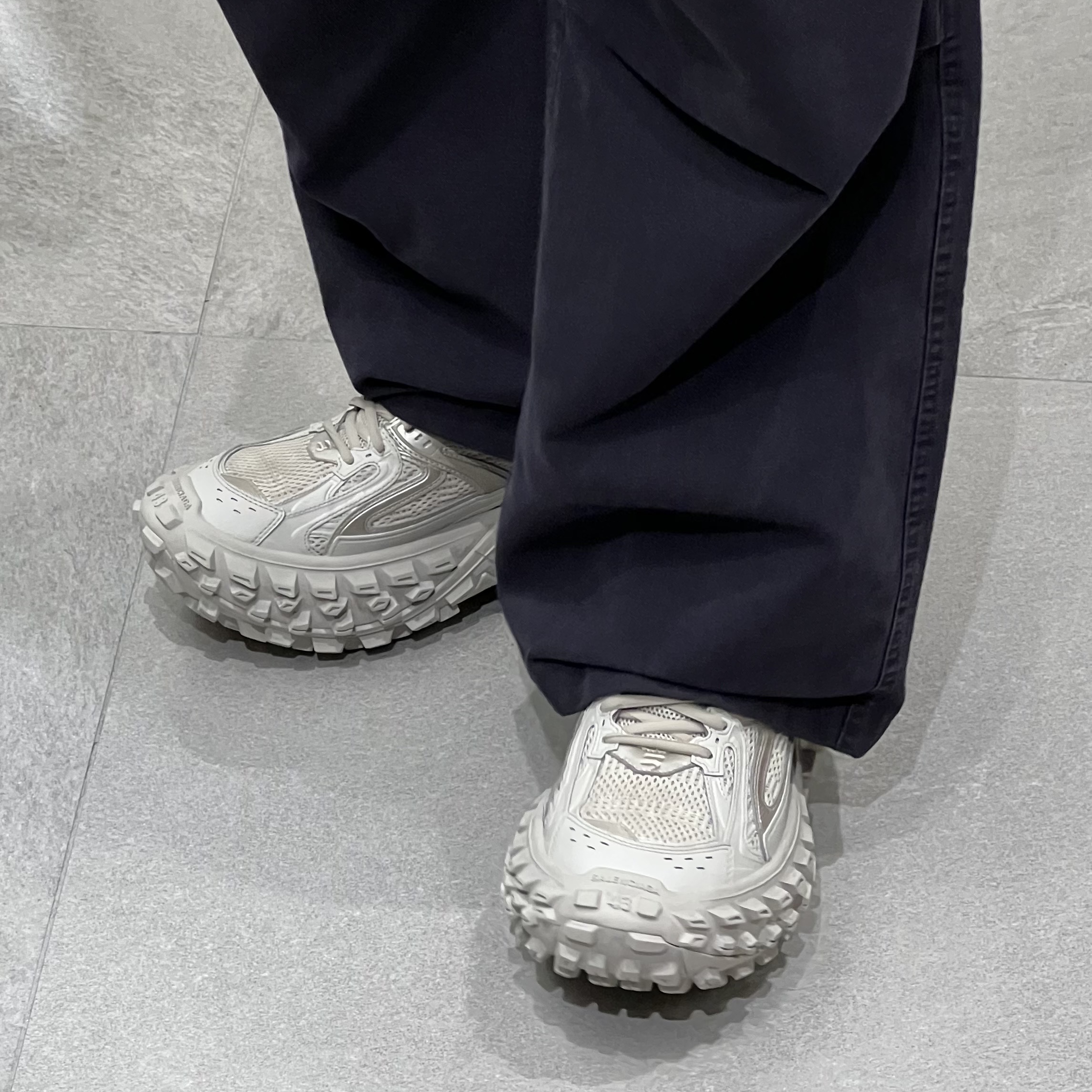 Balenciaga Defender Sneakers Beige 착용 스타일 - 1