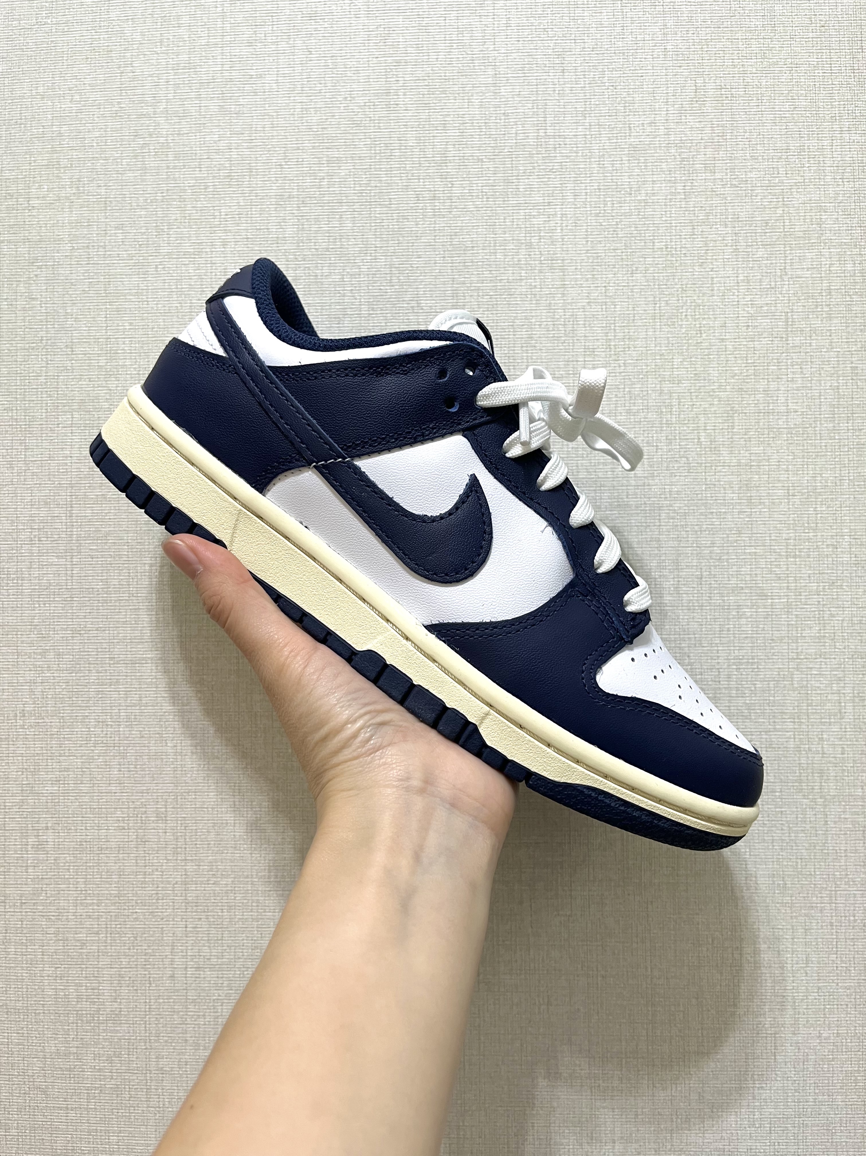 (W) Nike Dunk Low Vintage Midnight Navy 착용 스타일 - 2