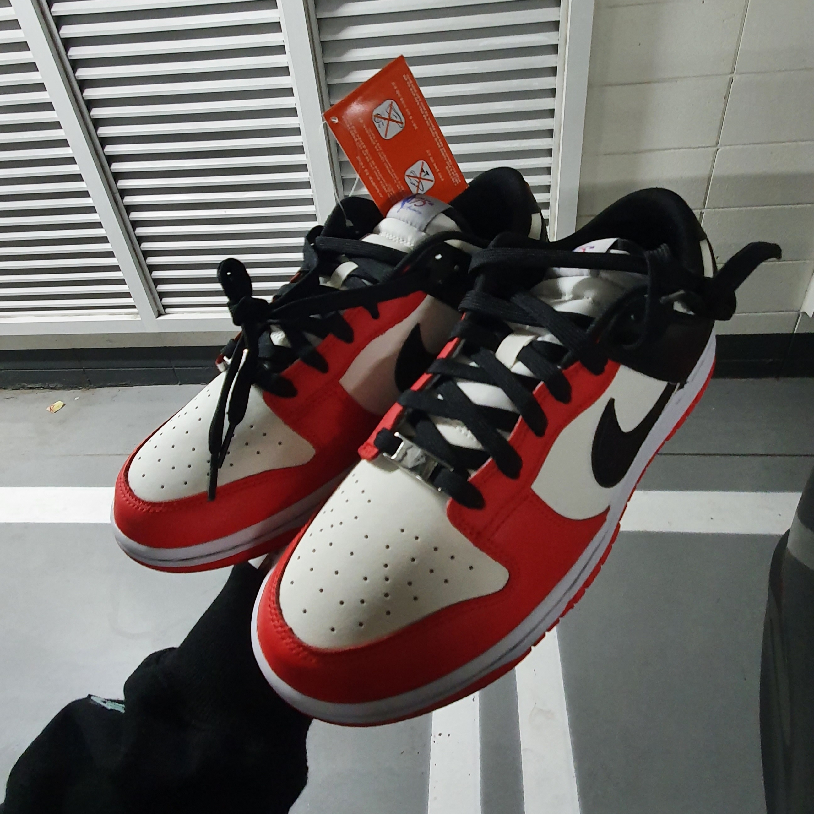 Nike x NBA Dunk Low Retro EMB Black and Chile Red 착용 스타일 - 2