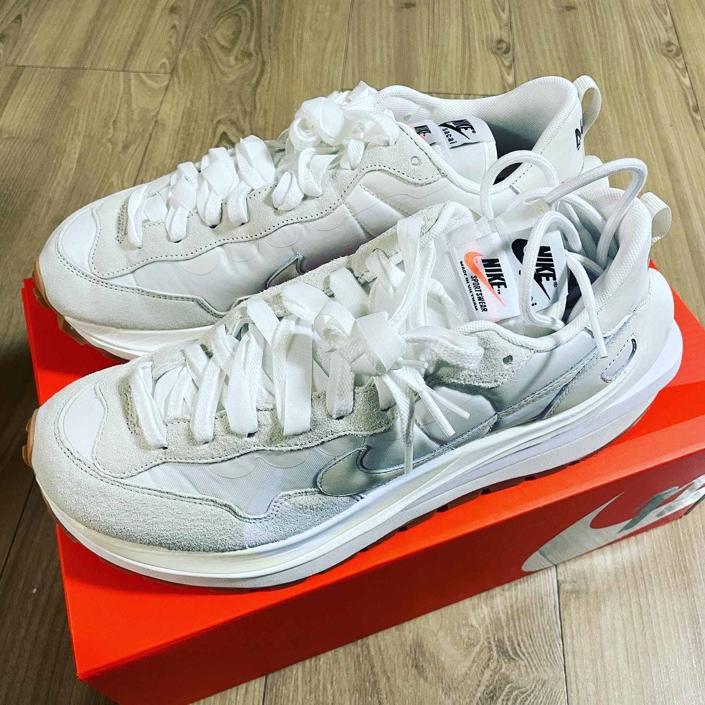 Nike x Sacai VaporWaffle White and Gum 착용 스타일 - 2