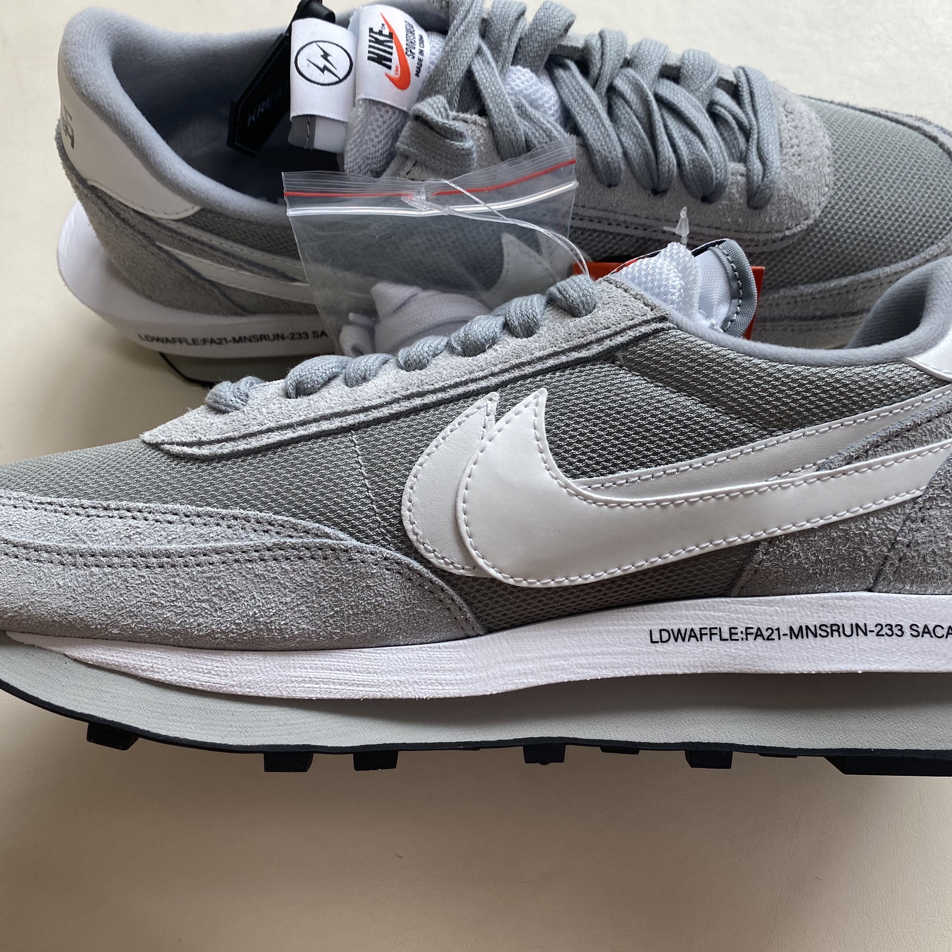 Nike x Sacai x Fragment LDWaffle Light Smoke Grey 착용 스타일 - 4