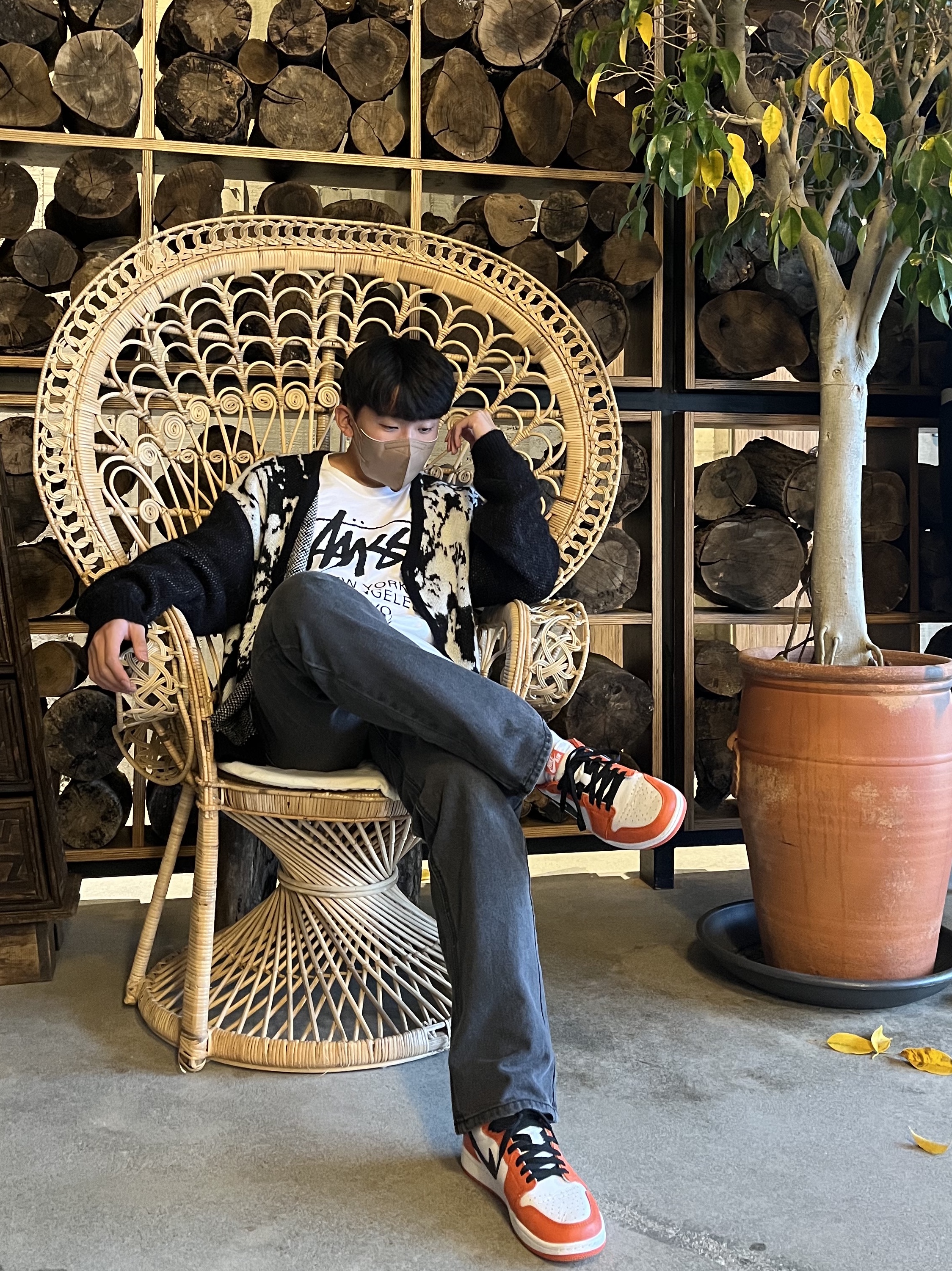 Stussy World Tour T-Shirt White, Jordan 1 Low OG Starfish 착용 스타일