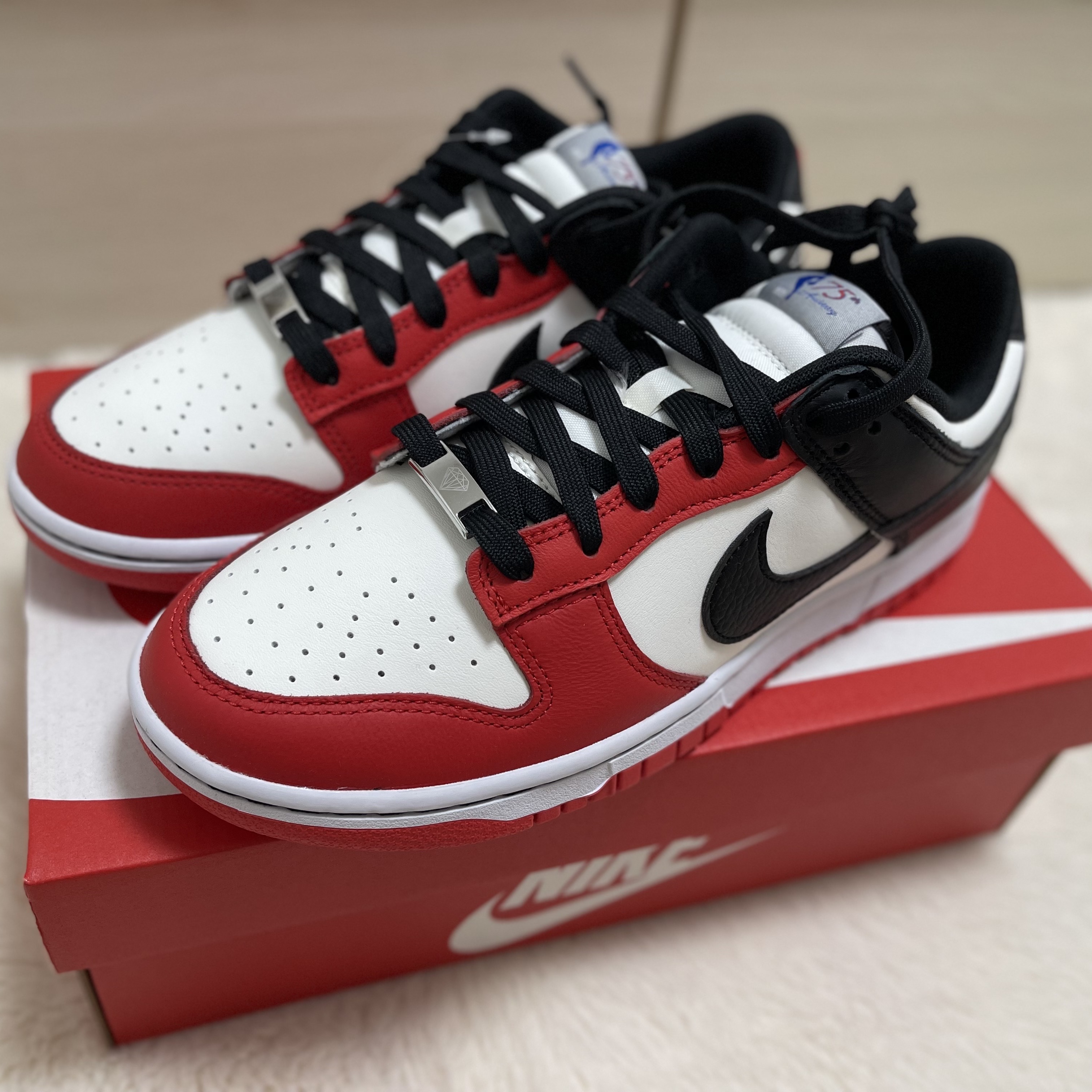 Nike x NBA Dunk Low Retro EMB Black and Chile Red, (GS) Nike x NBA Dunk Low Black and Chile Red 착용 스타일 - 1