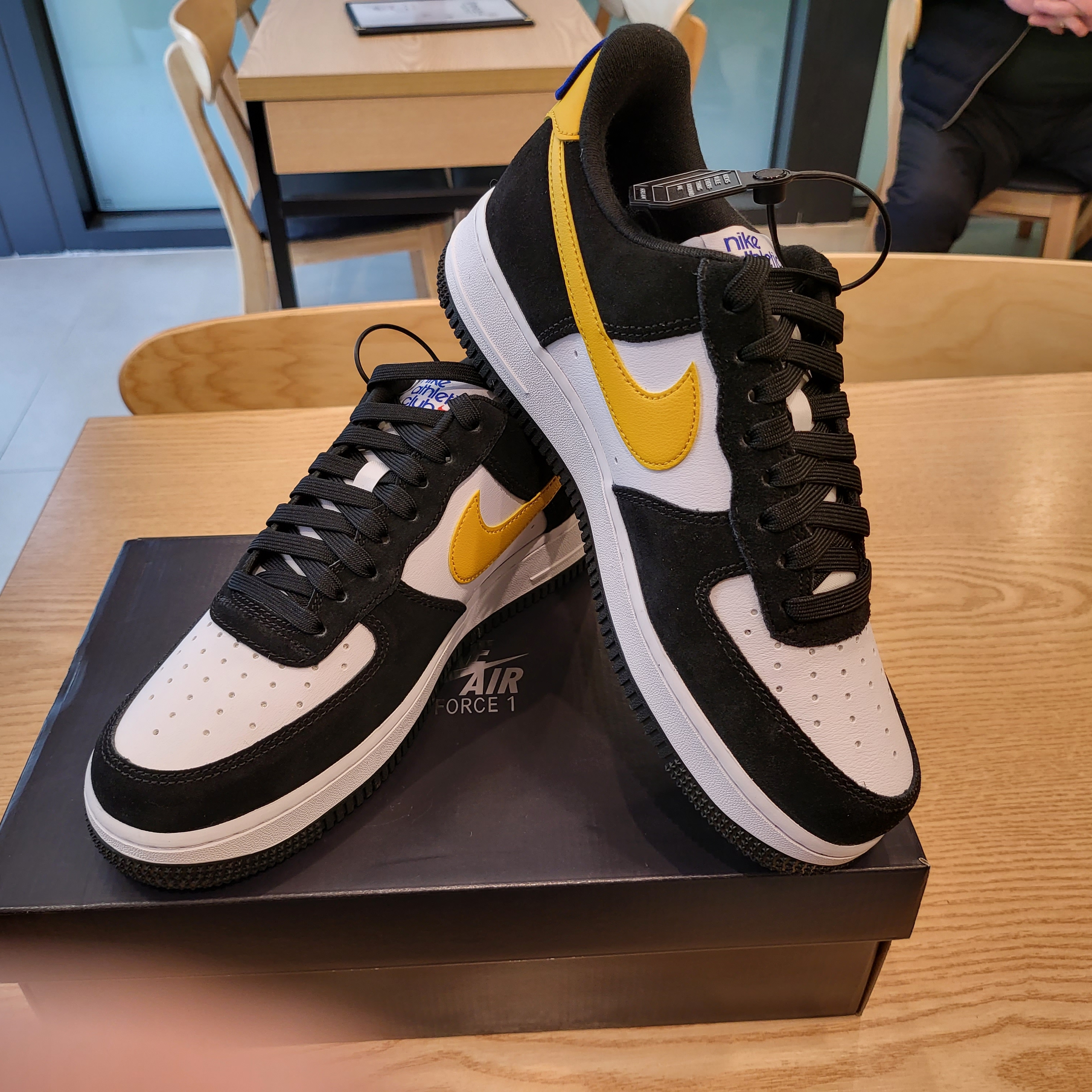Nike Air Force 1 '07 LV8 Athletic Club Black Dark Sulfur 착용 스타일 - 1
