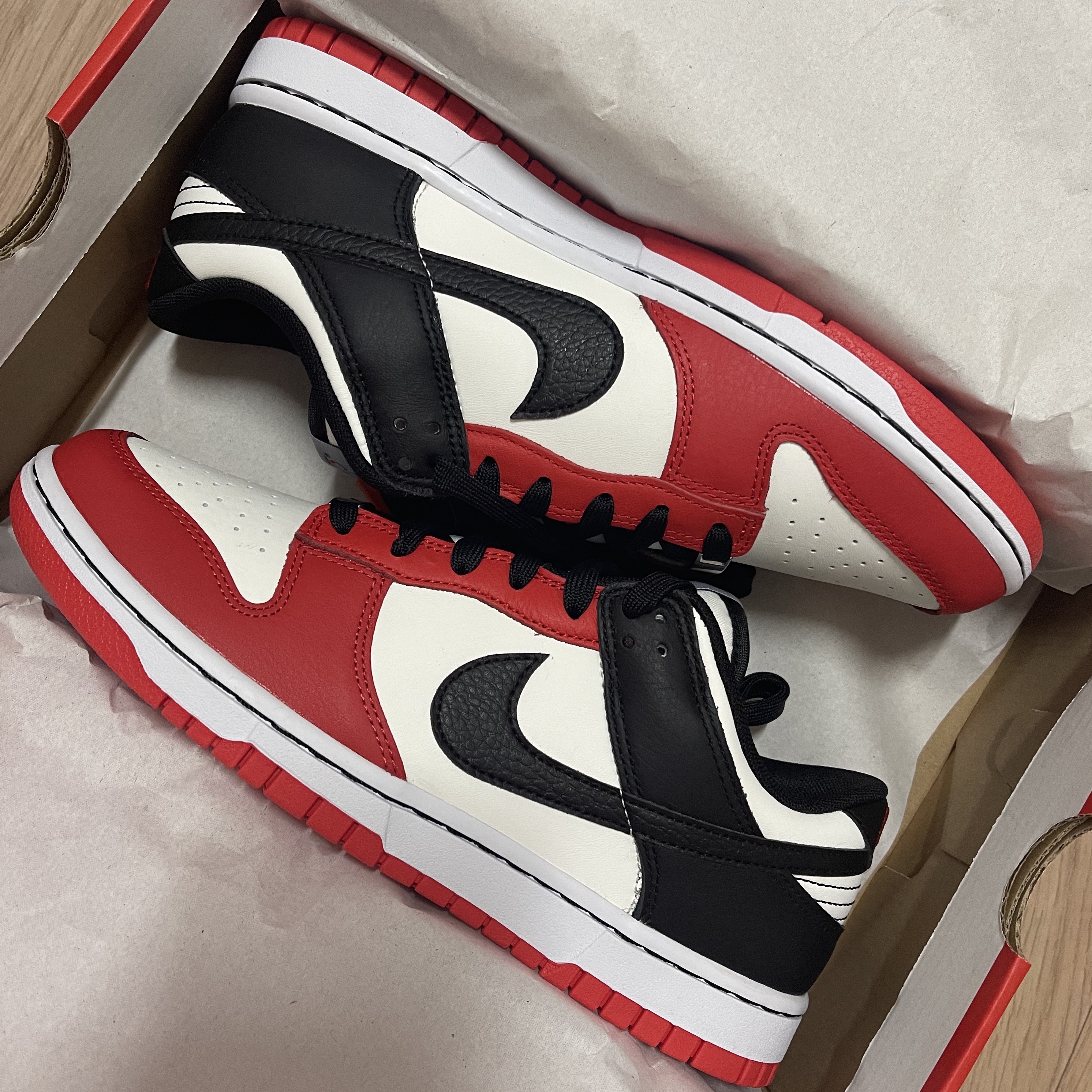 Nike x NBA Dunk Low Retro EMB Black and Chile Red 착용 스타일 - 5