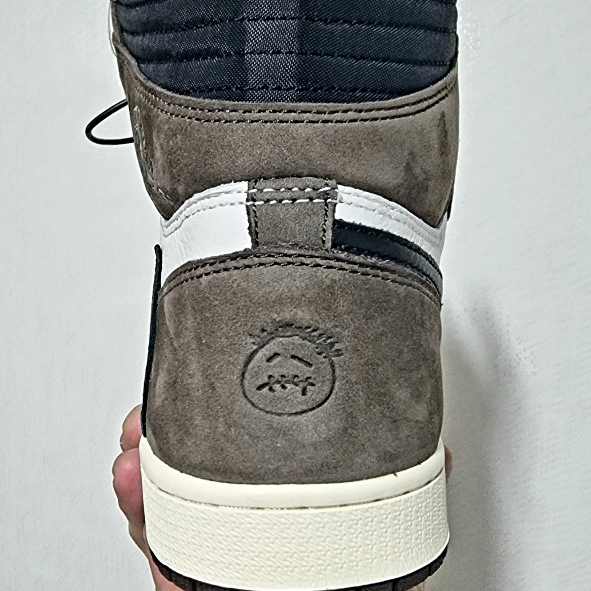 Jordan 1 x Travis Scott Retro High OG SP Mocha 착용 스타일 - 3