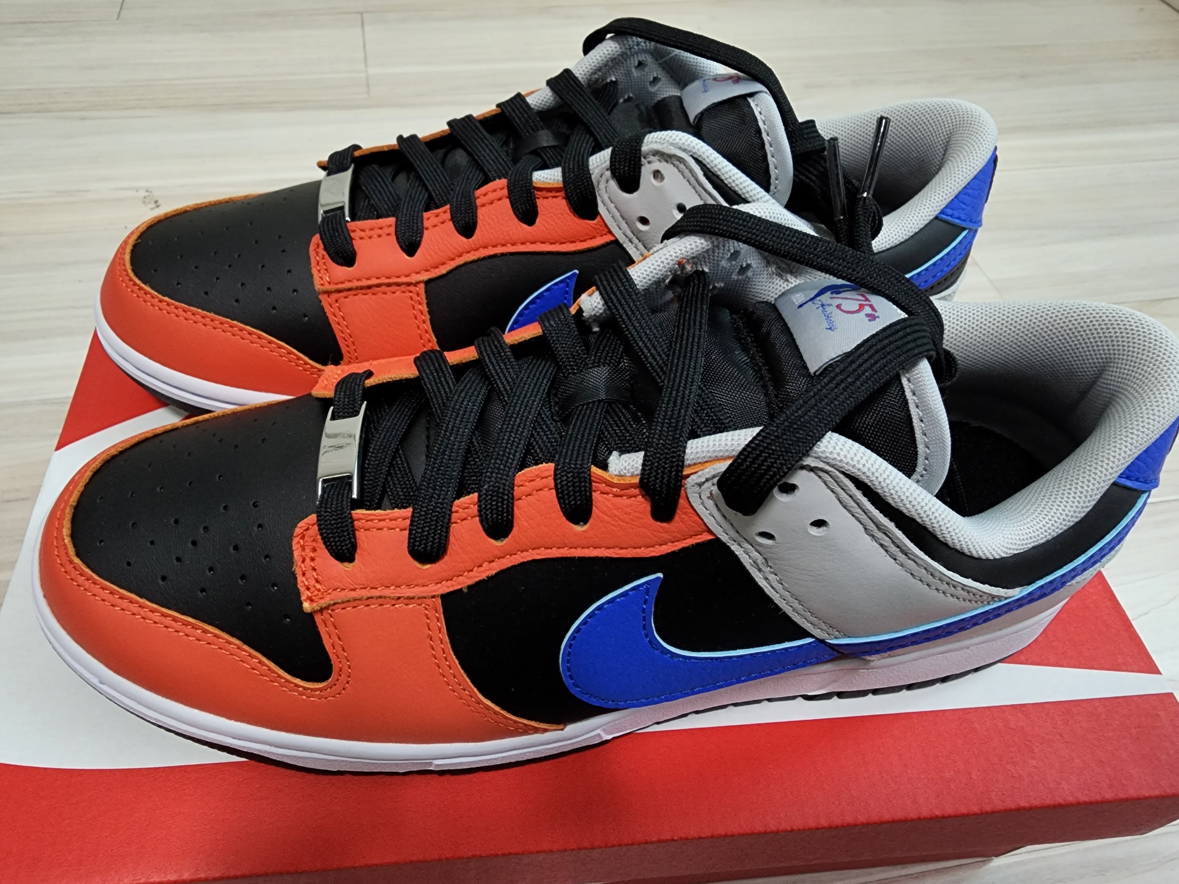 Nike x NBA Dunk Low Retro EMB Racer Blue and Orange 착용 스타일 - 2