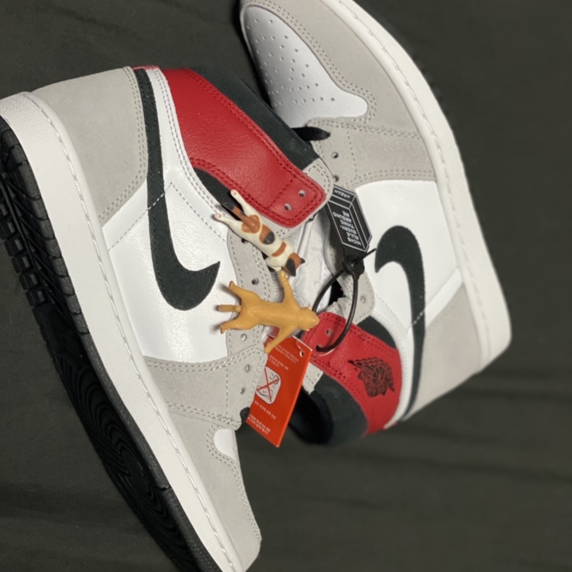Jordan 1 Retro High OG Light Smoke Grey 착용 스타일 - 3