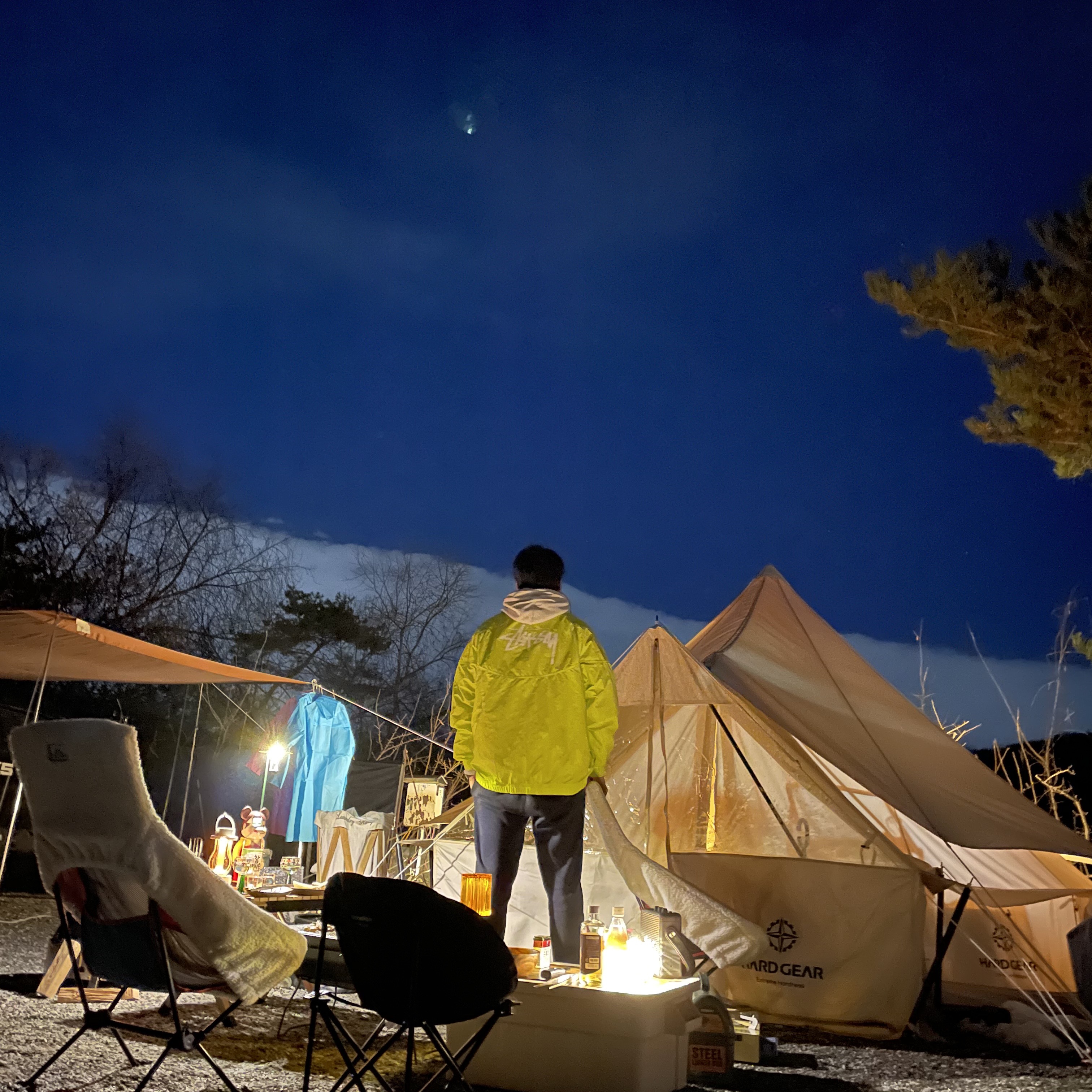 Nike x Stussy Windrunner Jacket Bright Cactus 착용 스타일