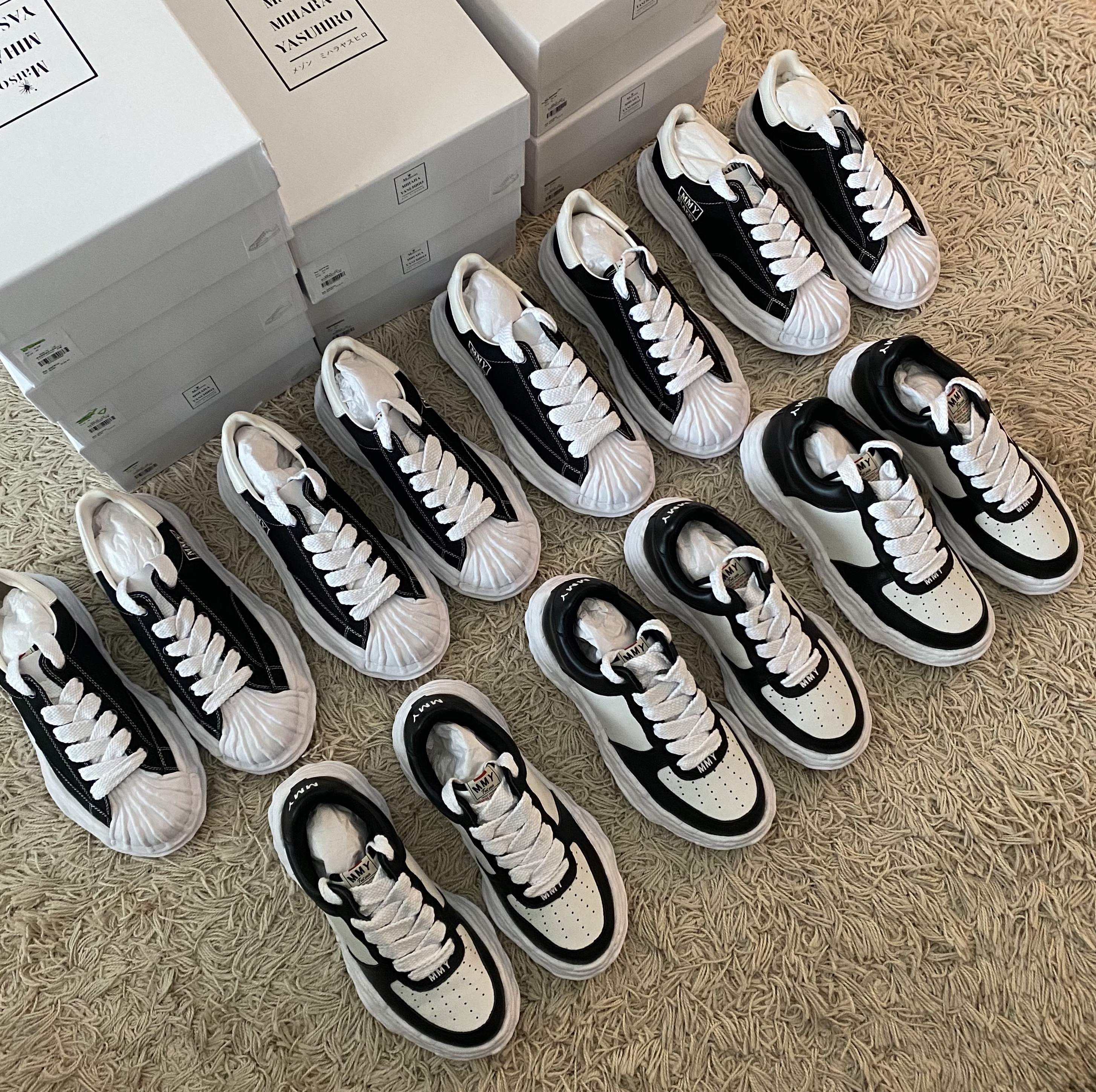 Maison Mihara Yasuhiro Blakey OG Sole Canvas Low-top Sneakers Black White, Maison Mihara Yasuhiro Wayne OG Sole Leather Low-top Sneakers Black White 착용 스타일
