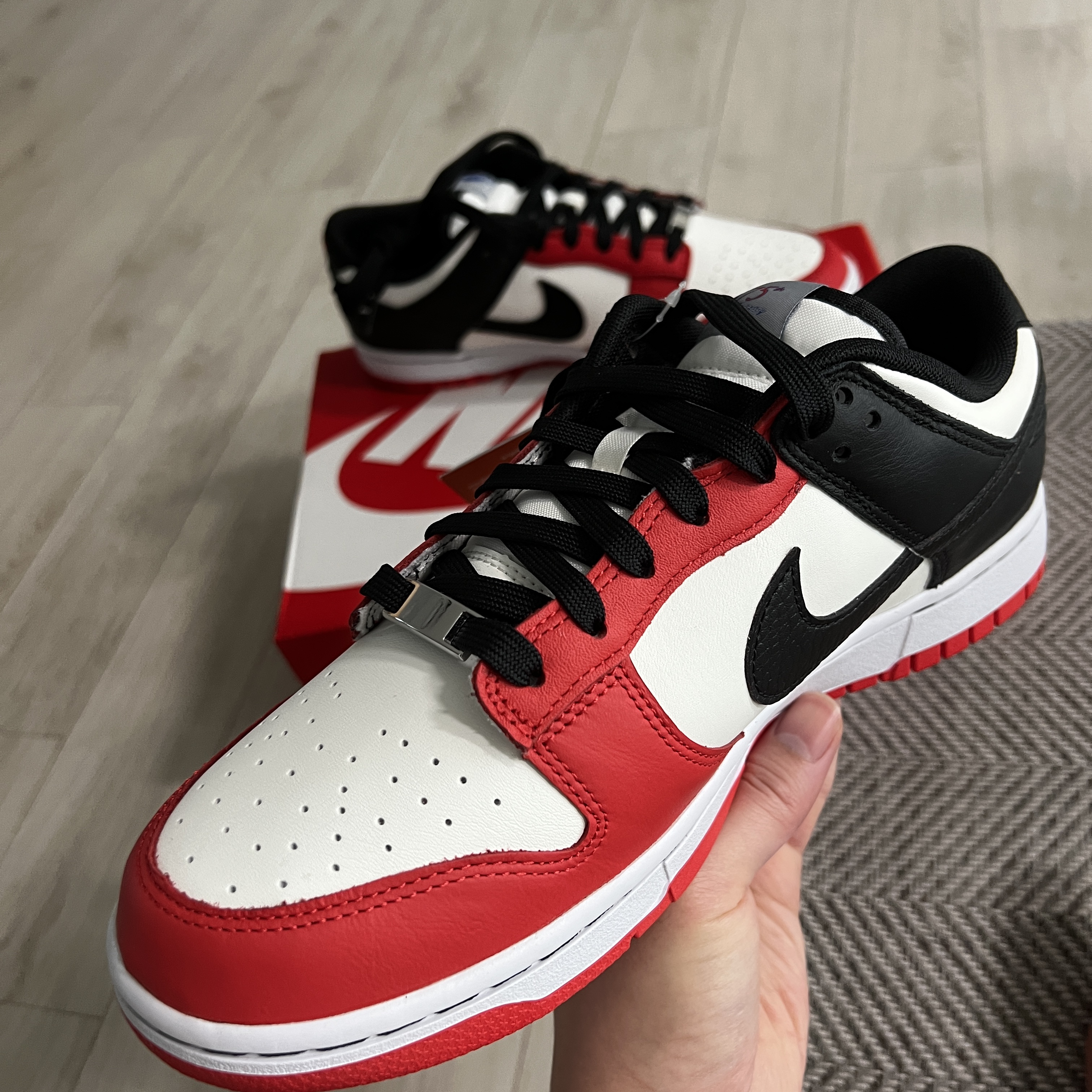 Nike x NBA Dunk Low Retro EMB Black and Chile Red 착용 스타일