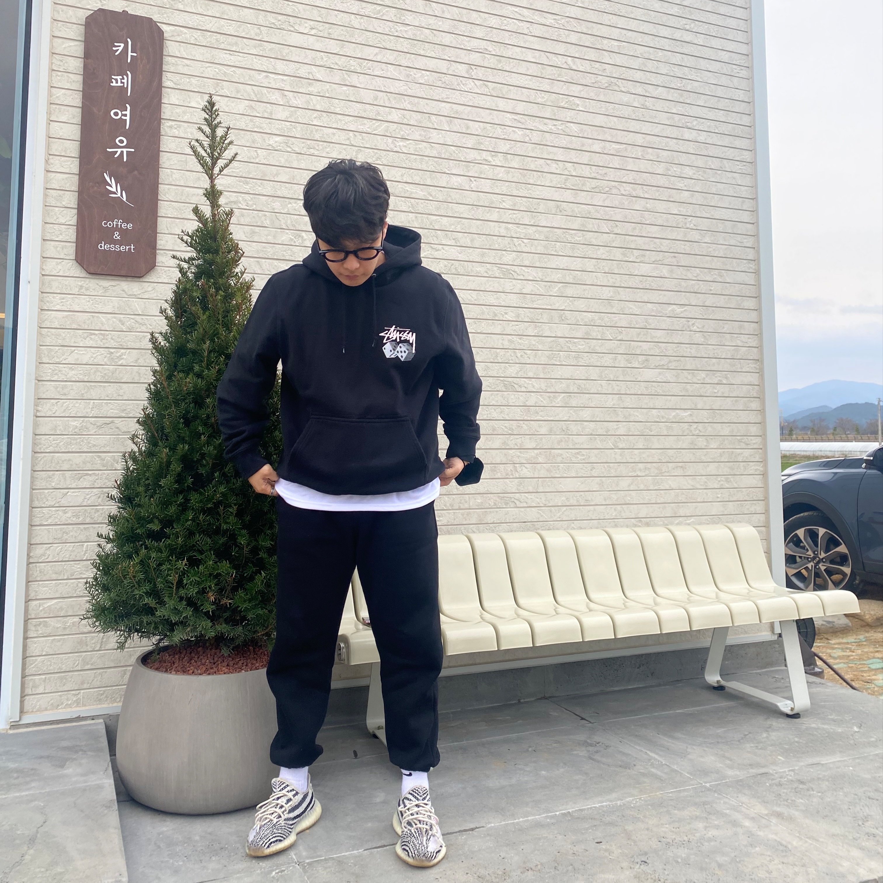 Stussy Roll The Dice Hoodie Black, Adidas Yeezy Boost 350 V2 Zebra 2017/2019/2020 착용 스타일