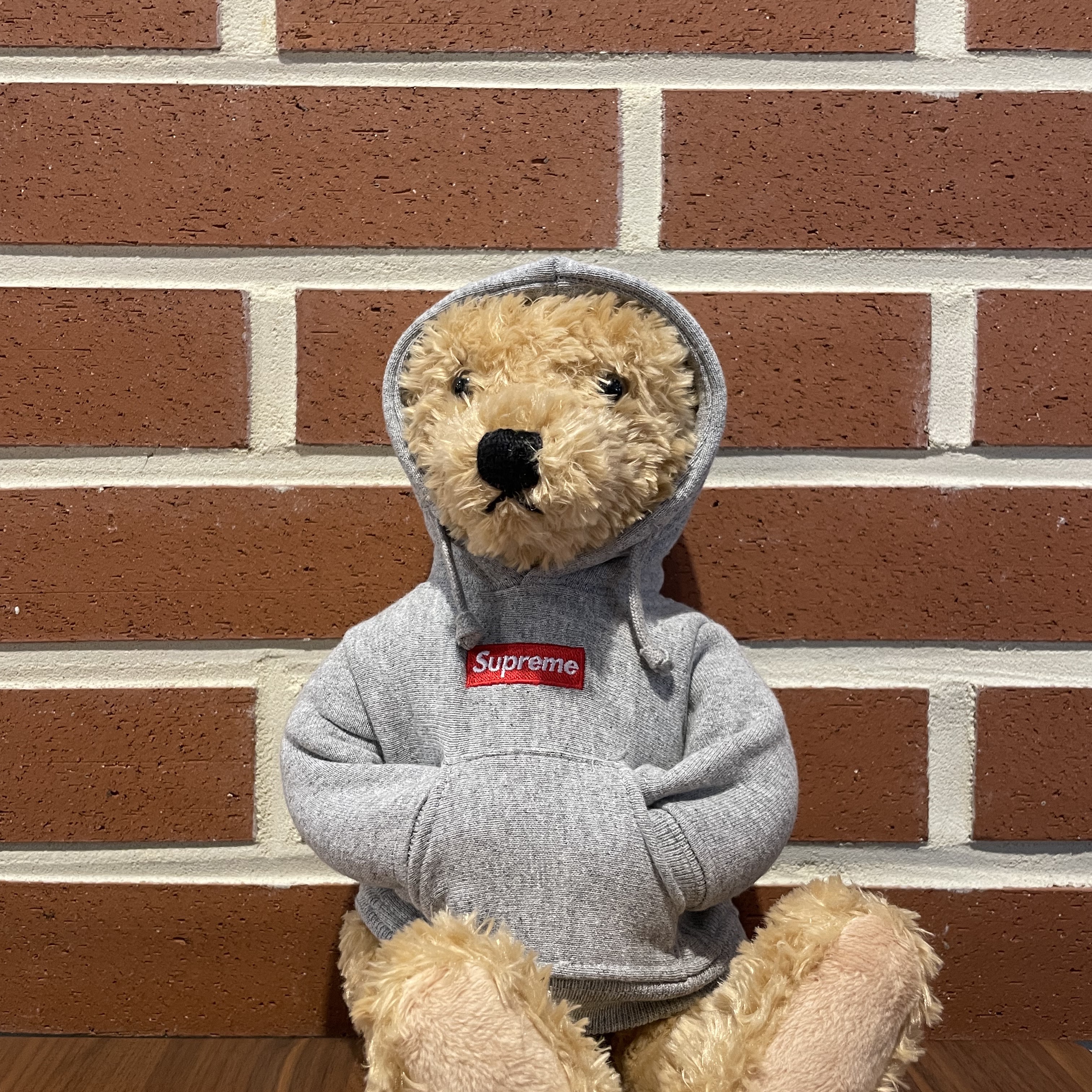 Supreme Steiff Bear Heather Grey - 18FW, Supreme Box Logo Hooded Sweatshirt Charcoal - 21FW 착용 스타일 - 3