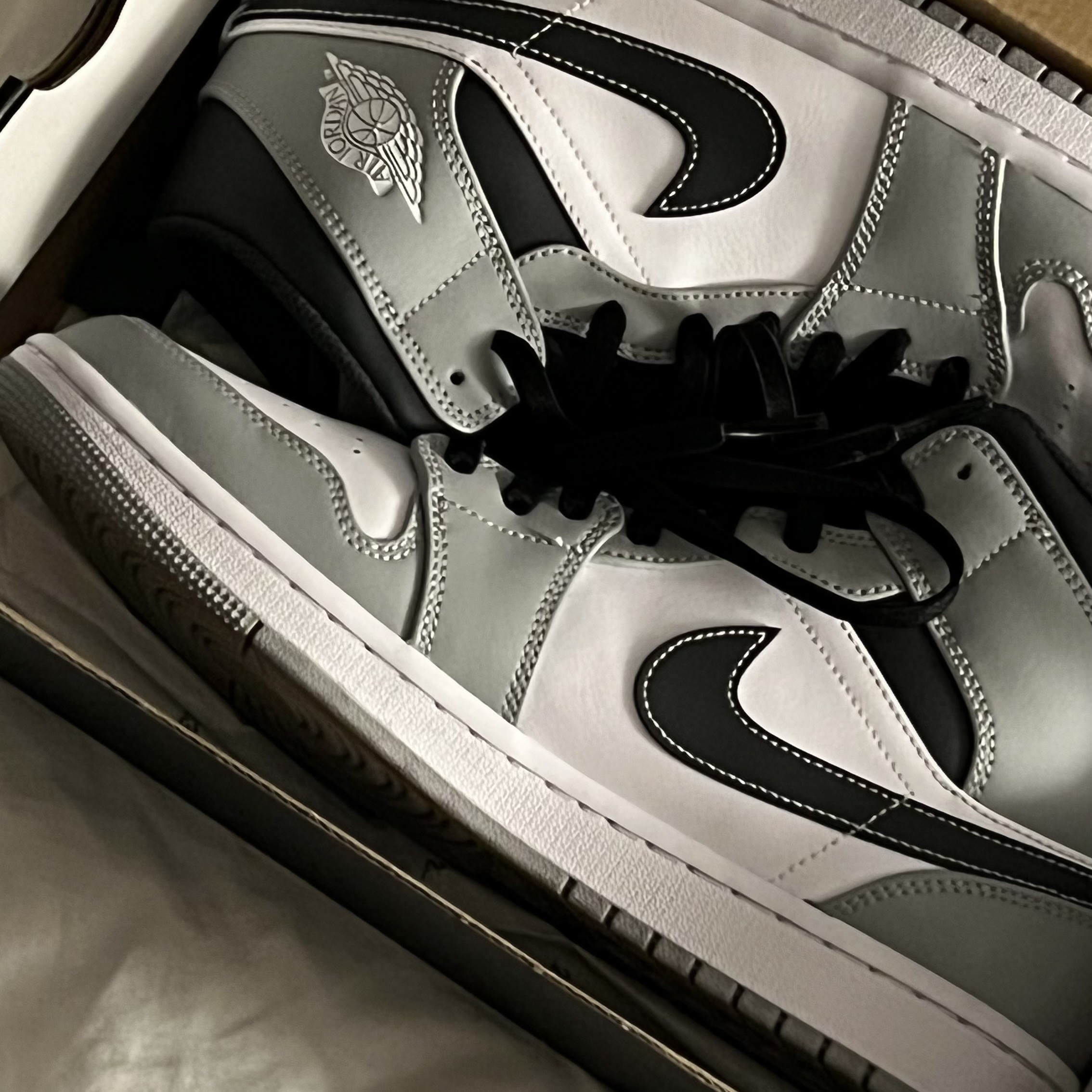 Jordan 1 Mid Light Smoke Grey Anthracite 착용 스타일 - 2