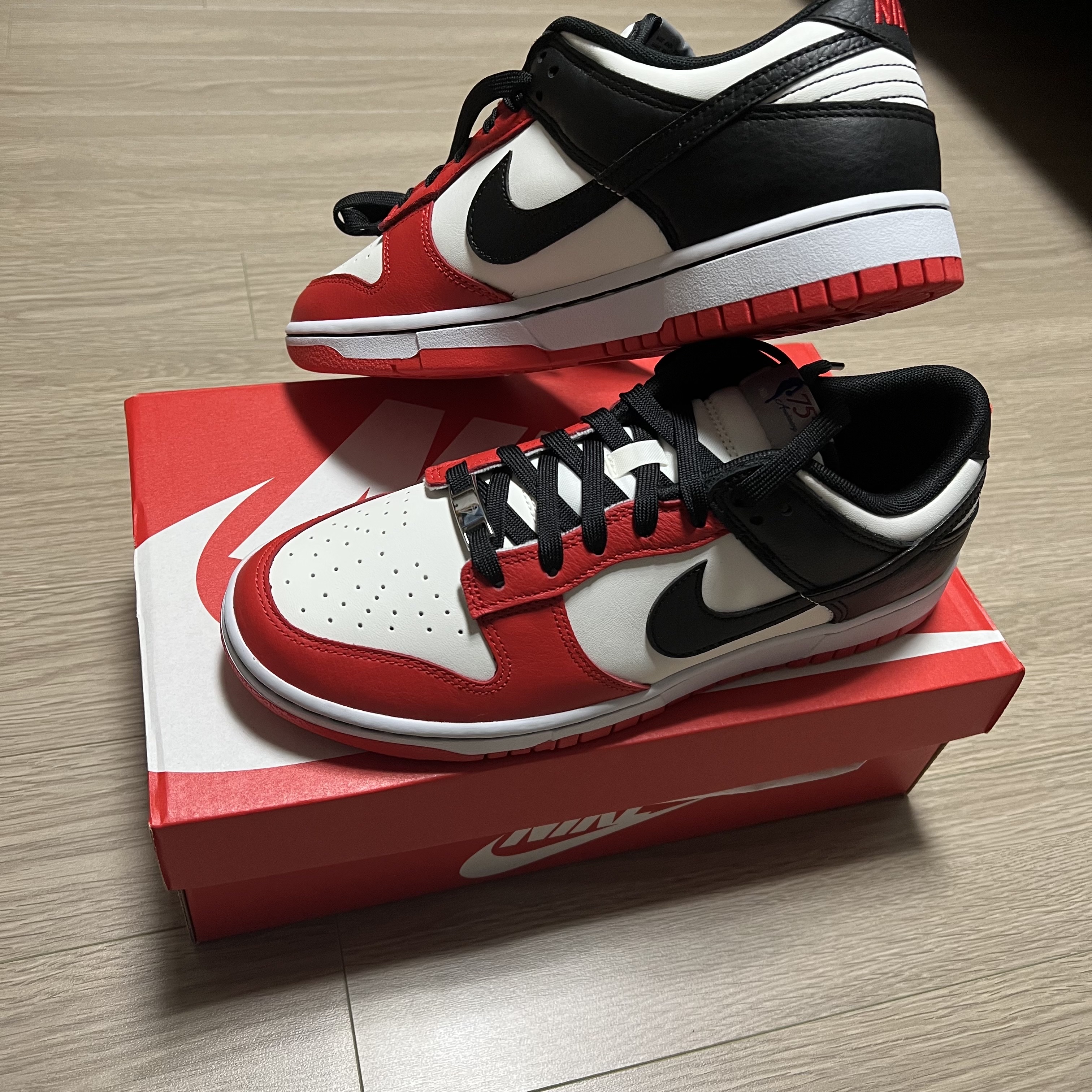 Nike x NBA Dunk Low Retro EMB Black and Chile Red 착용 스타일 - 1