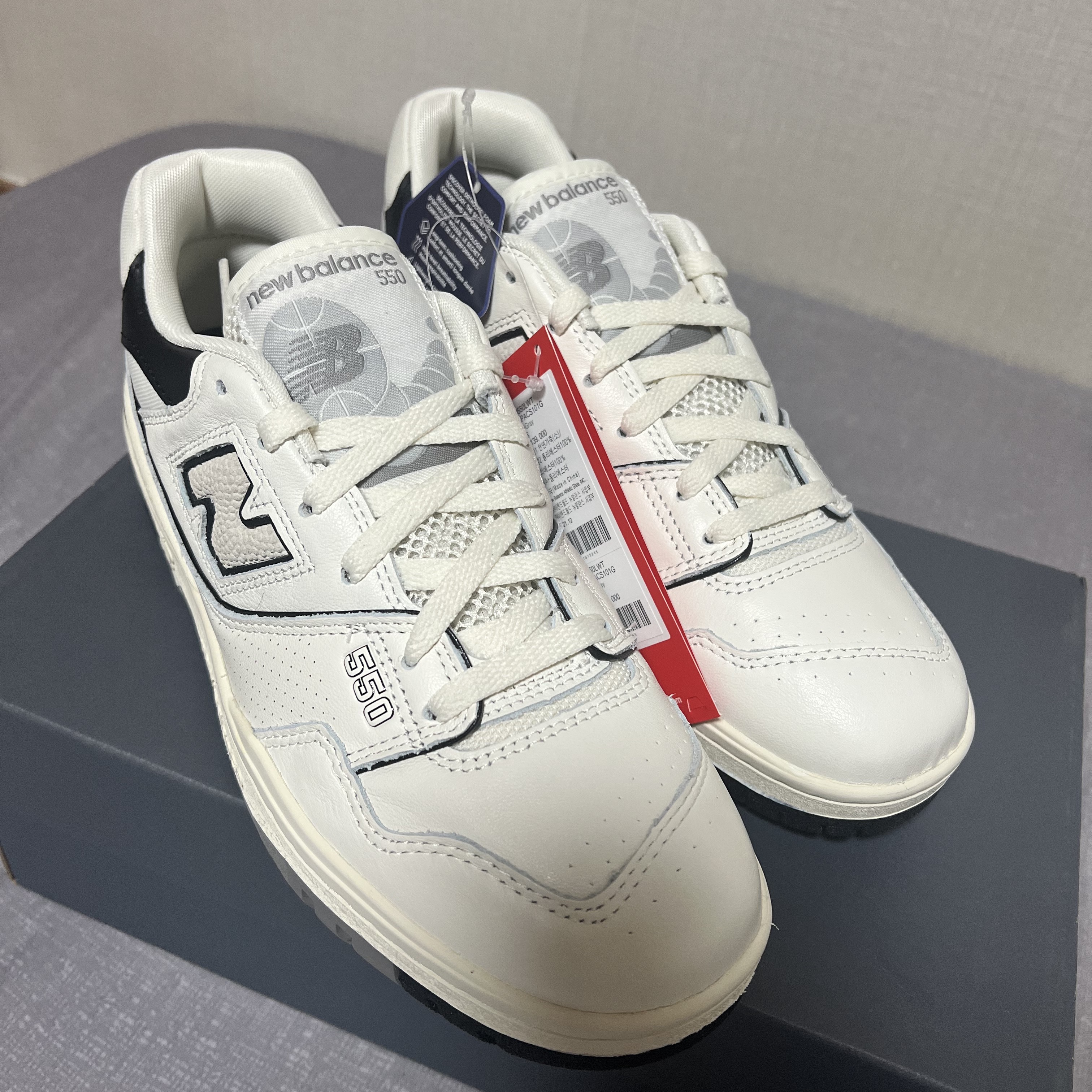 New Balance 550 White Grey - 2E Wide 착용 스타일 - 3