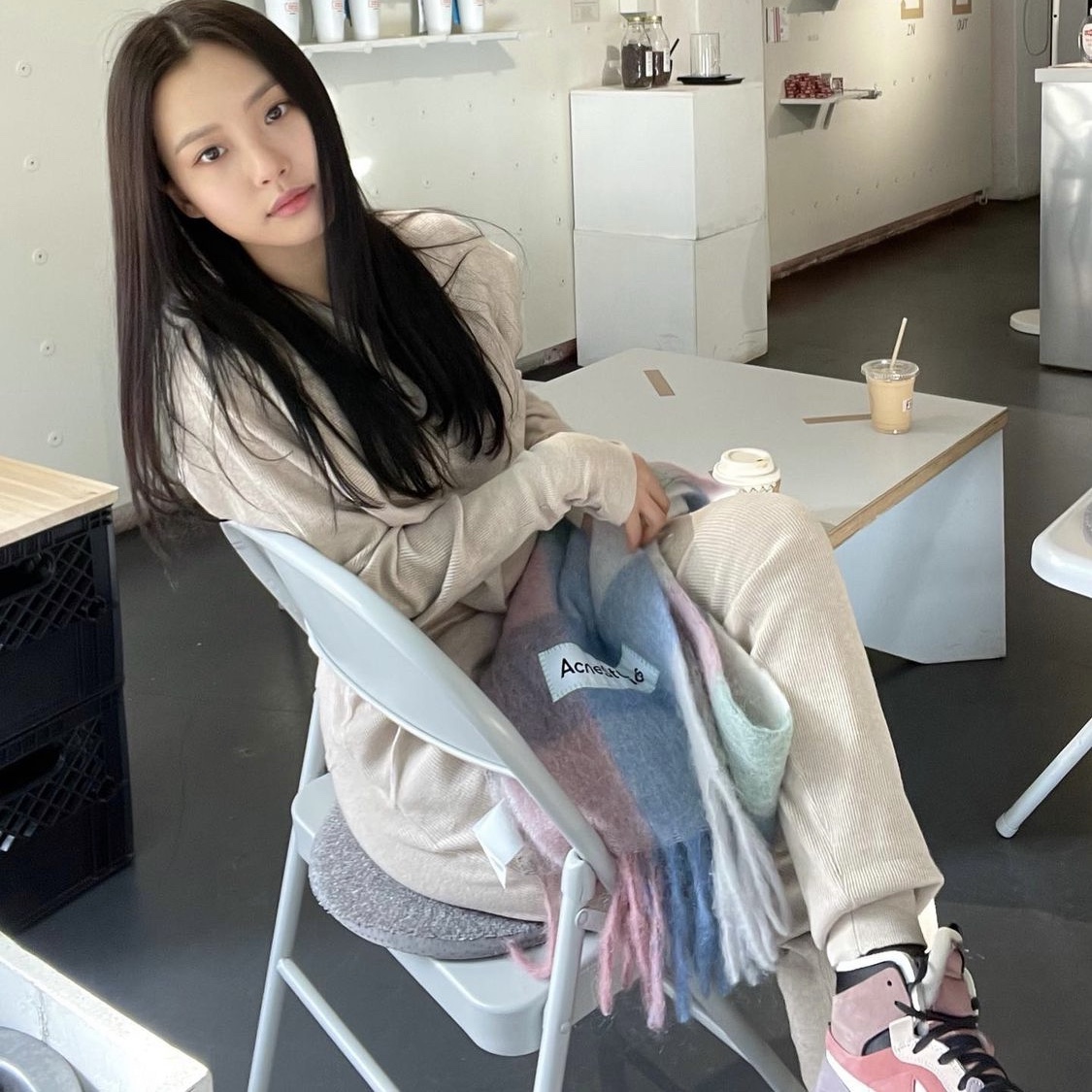 (W) Jordan 1 Zoom Air CMFT Rust, Acne Studios Mohair Check Muffler Pink Light Blue Green 착용 스타일 - 4