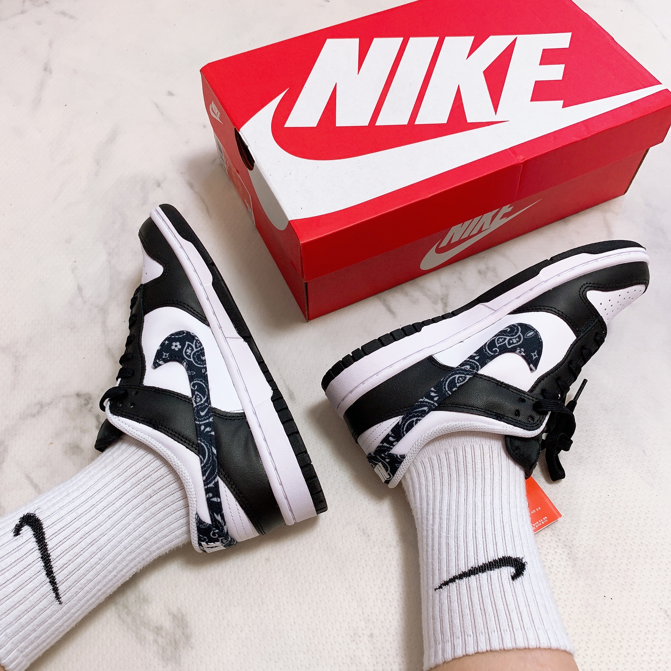 (W) Nike Dunk Low Essential Black Paisley 착용 스타일