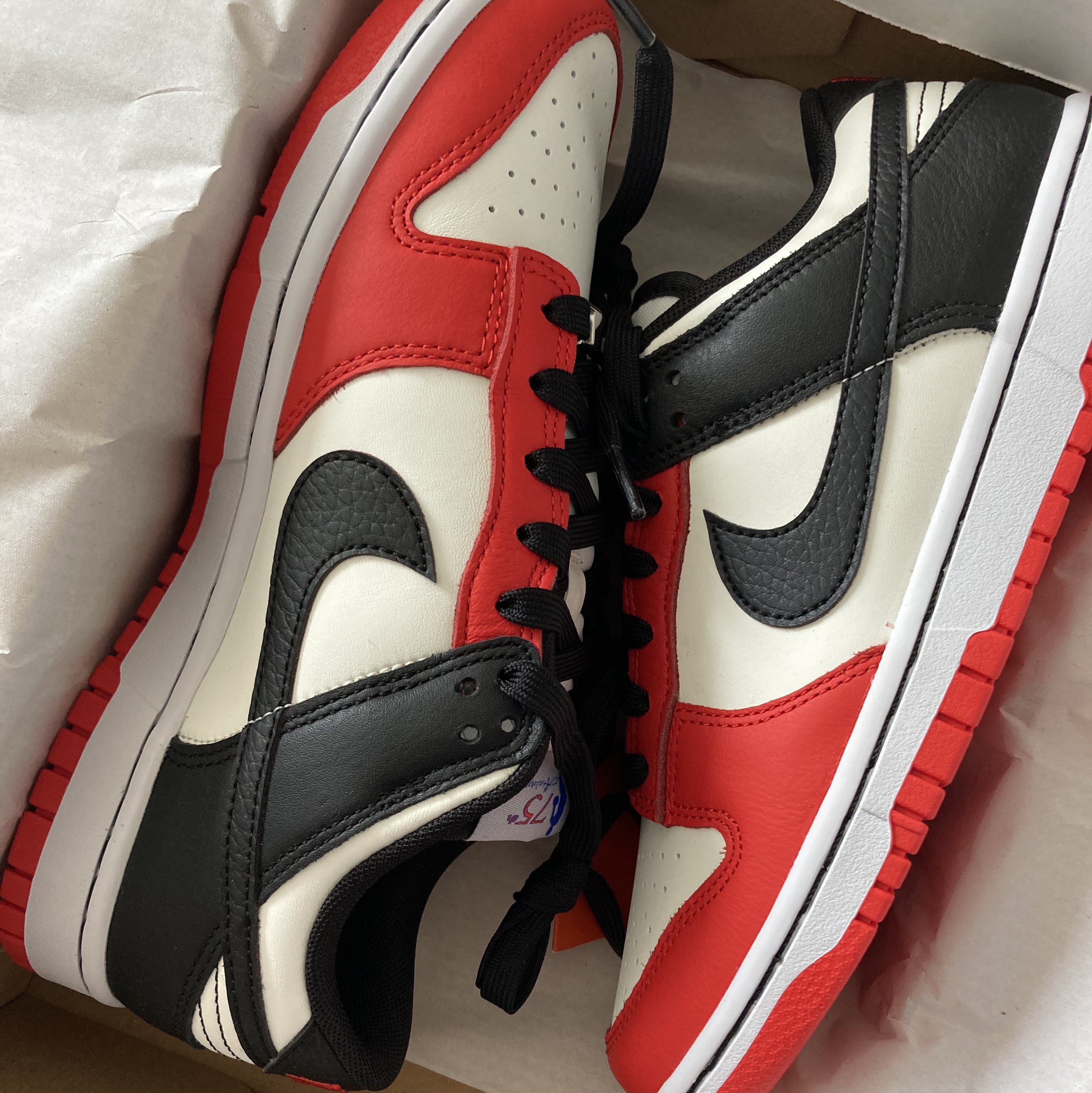 Nike x NBA Dunk Low Retro EMB Black and Chile Red 착용 스타일