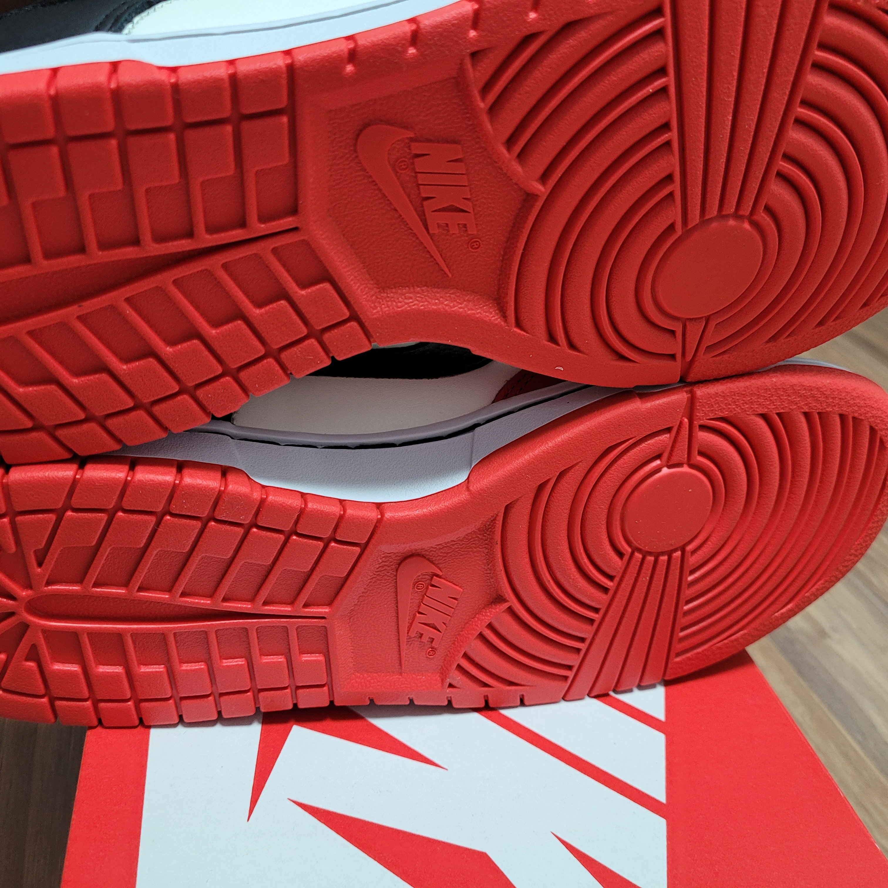 Nike x NBA Dunk Low Retro EMB Black and Chile Red 착용 스타일 - 2